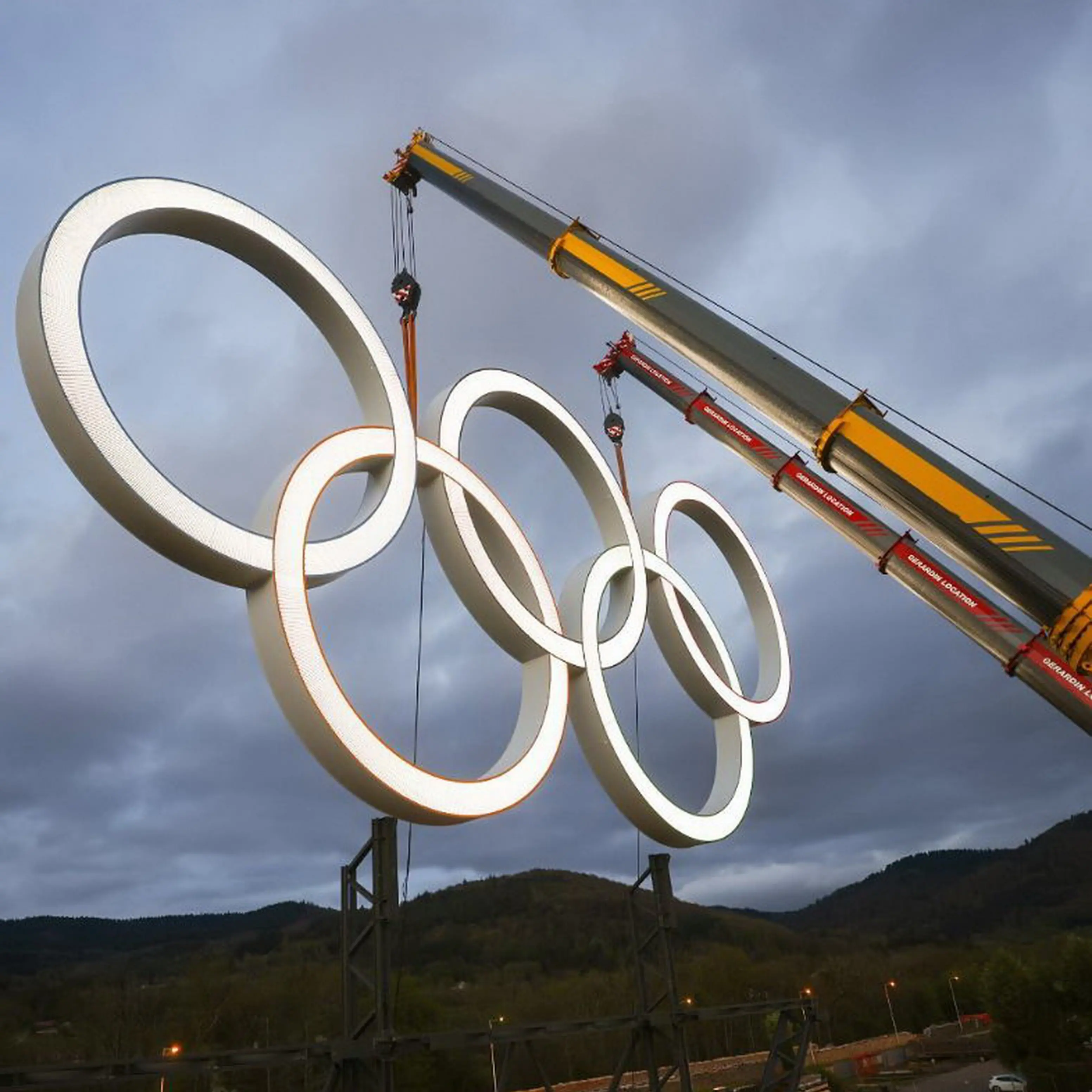 Fine delle Olimpiadi, il lavoro giù dal podio