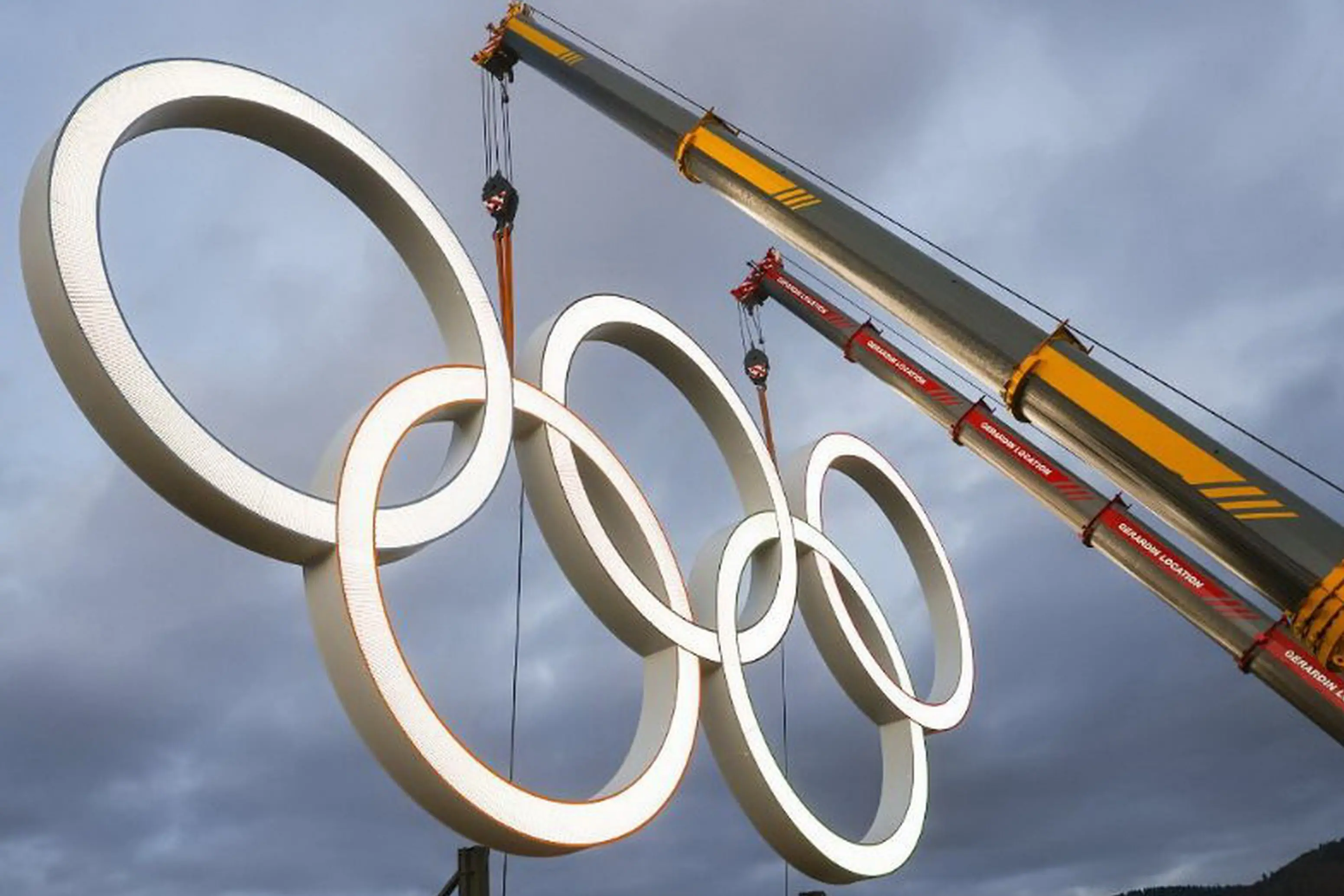 Fine delle Olimpiadi, il lavoro giù dal podio