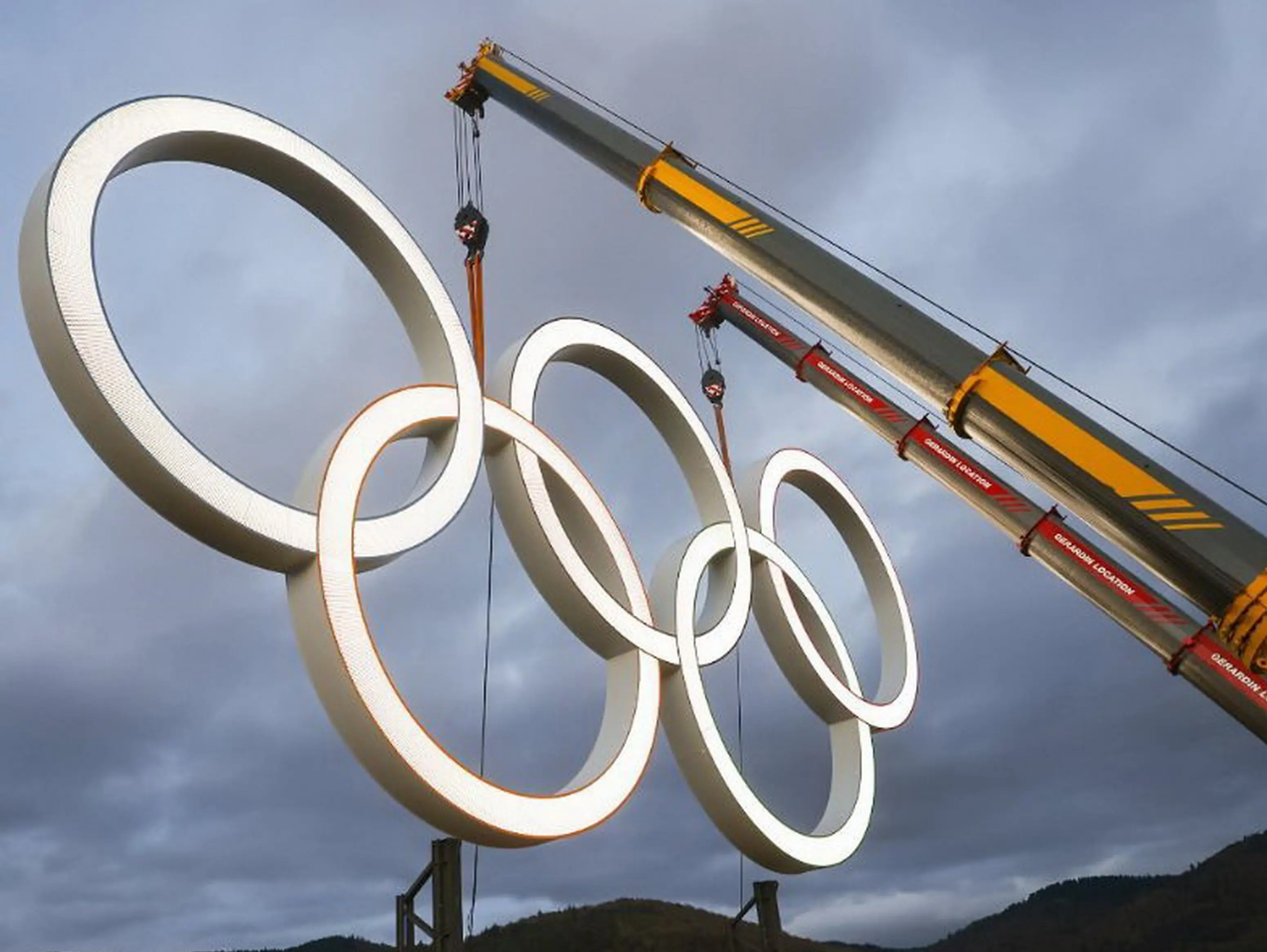 Fine delle Olimpiadi, il lavoro giù dal podio