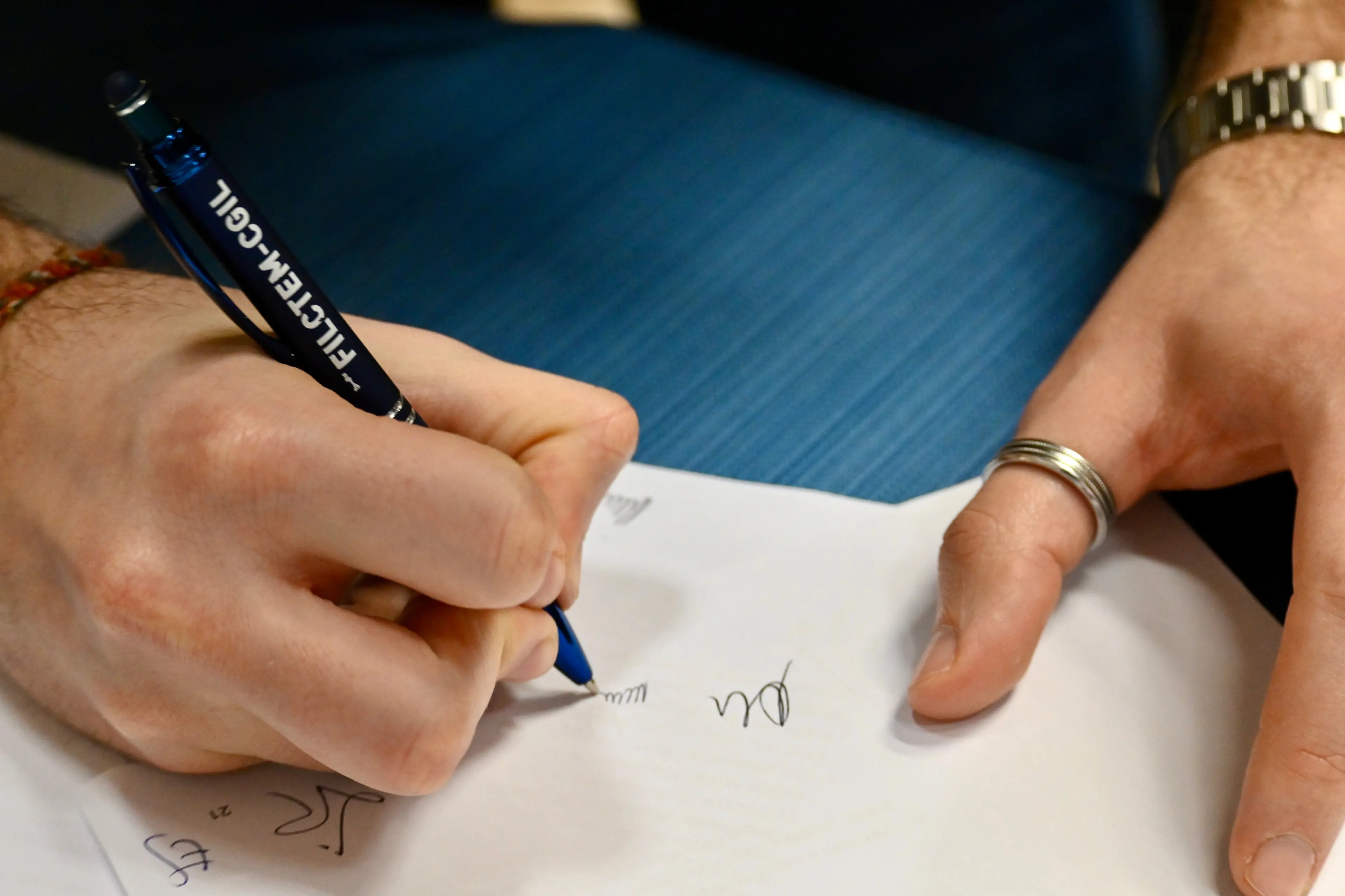 Un momento della firma