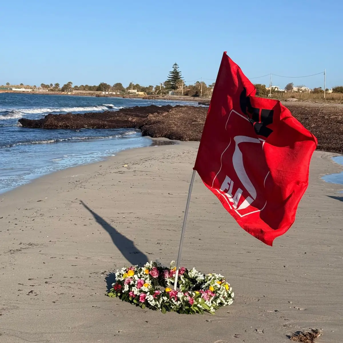 Trapani, corona di fiori Flai Cgil sulla spiaggia di Petrosino per i corpi dei migranti riaffiorati negli ultimi giorni