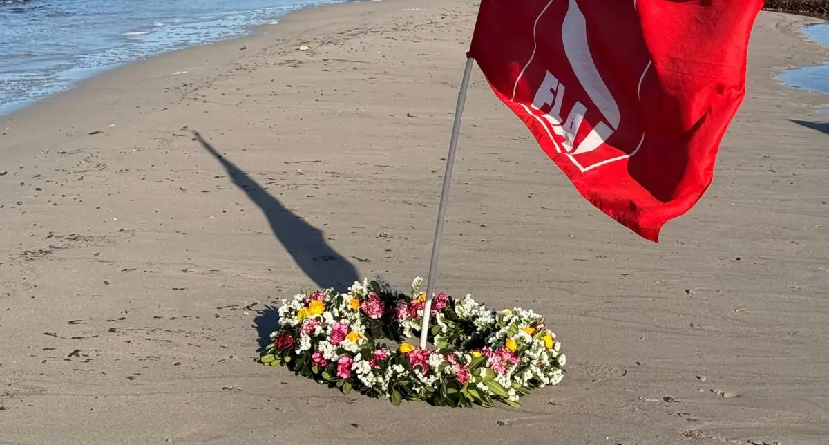Trapani, corona di fiori Flai Cgil sulla spiaggia di Petrosino per i corpi dei migranti riaffiorati negli ultimi giorni