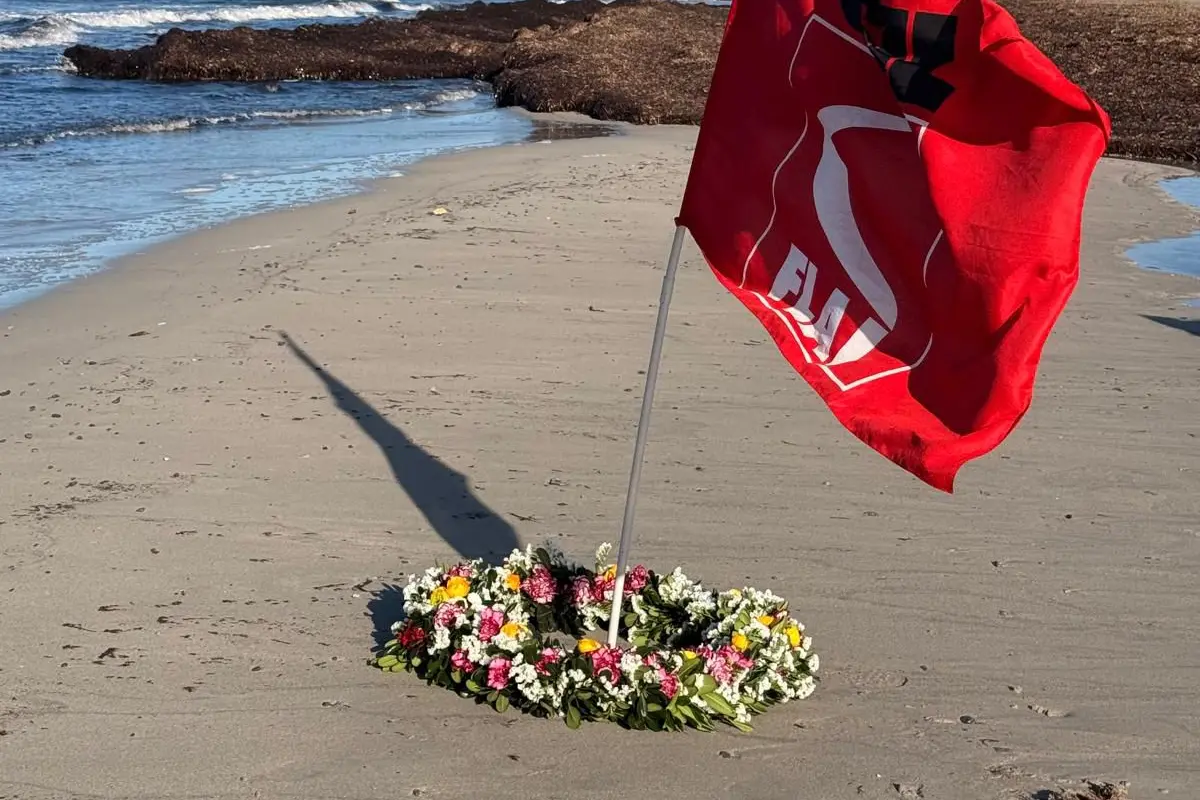 Trapani, corona di fiori Flai Cgil sulla spiaggia di Petrosino per i corpi dei migranti riaffiorati negli ultimi giorni