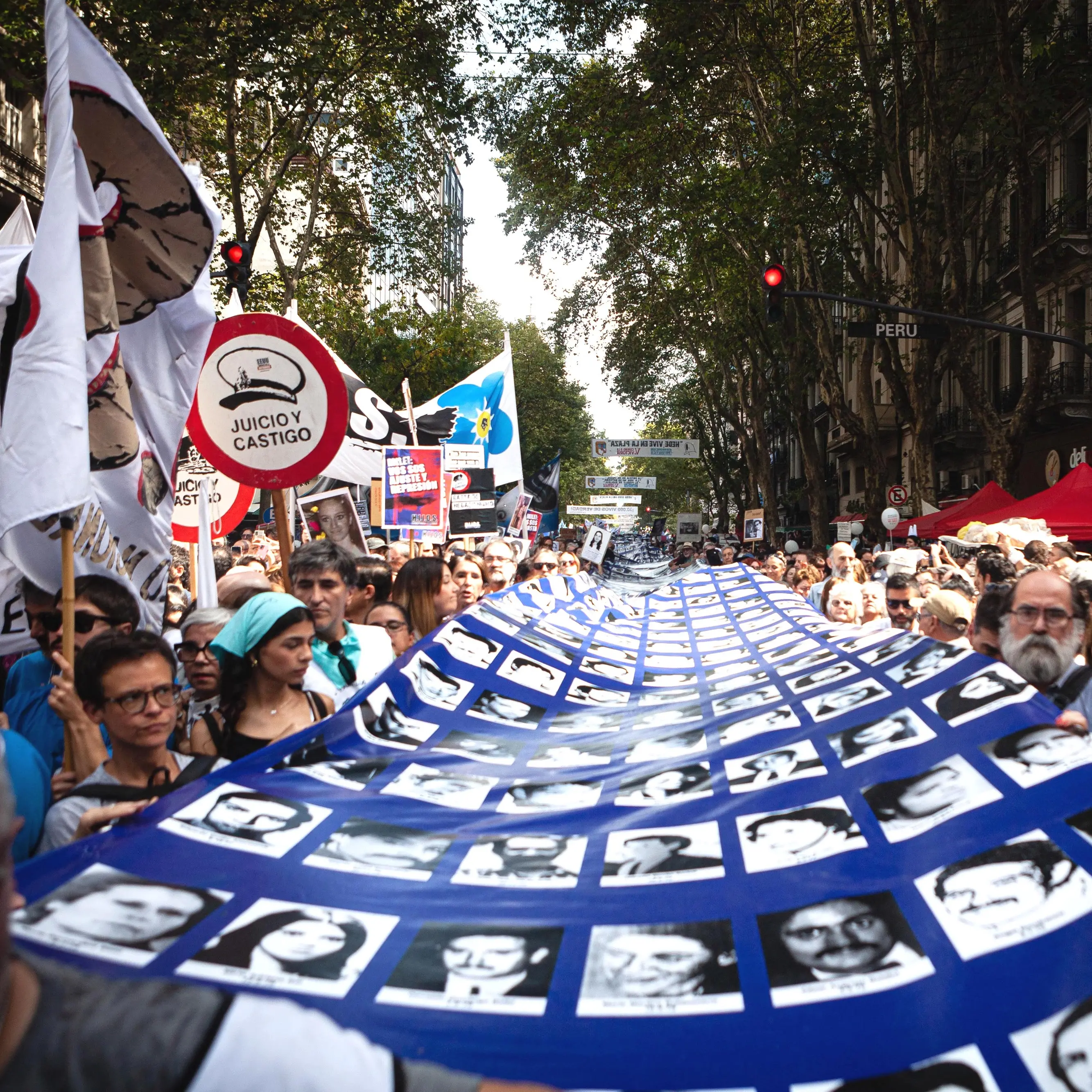 Argentina tra passato e futuro, la scuola a Plaza de Mayo