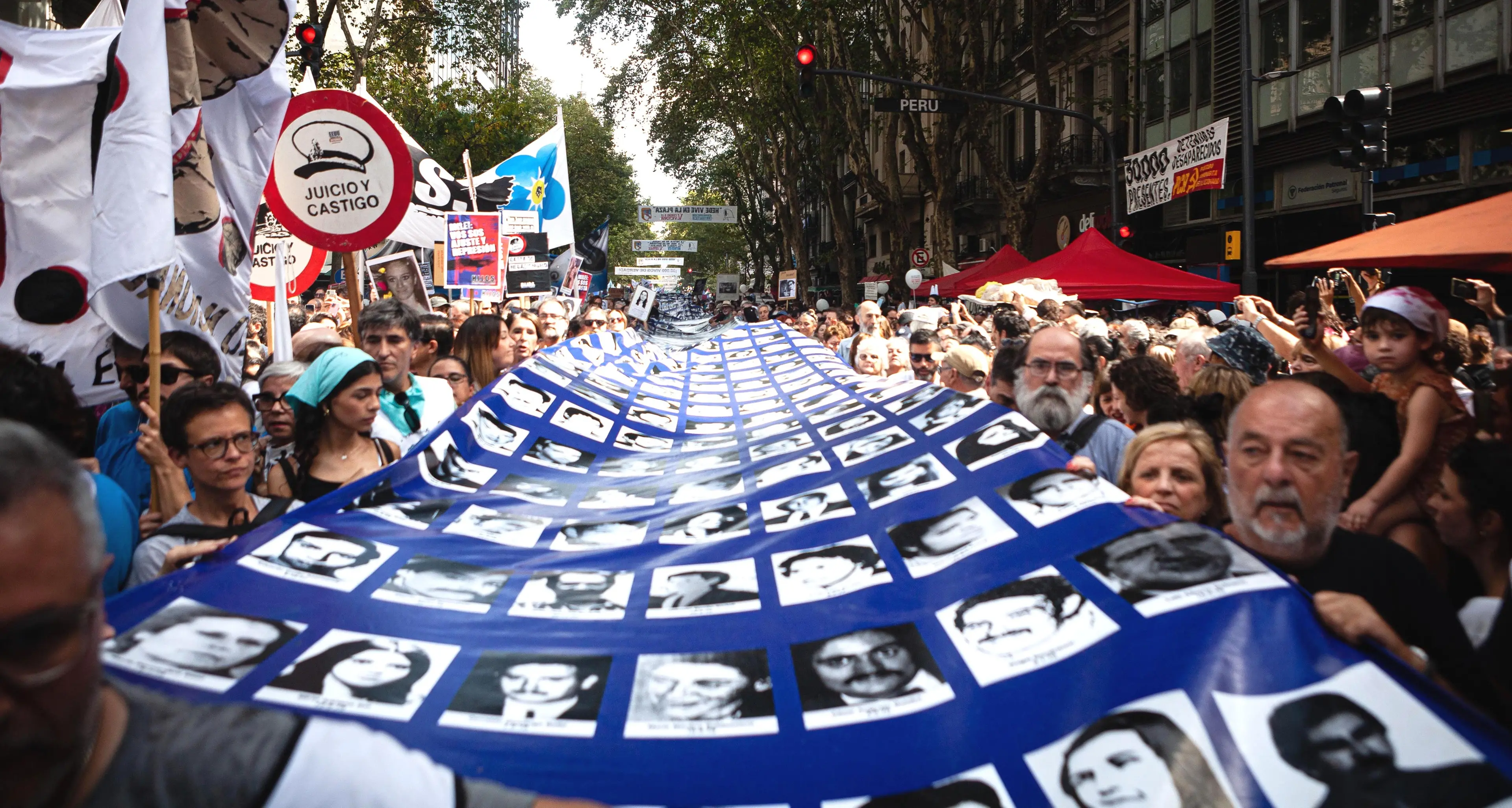 Argentina tra passato e futuro, la scuola a Plaza de Mayo