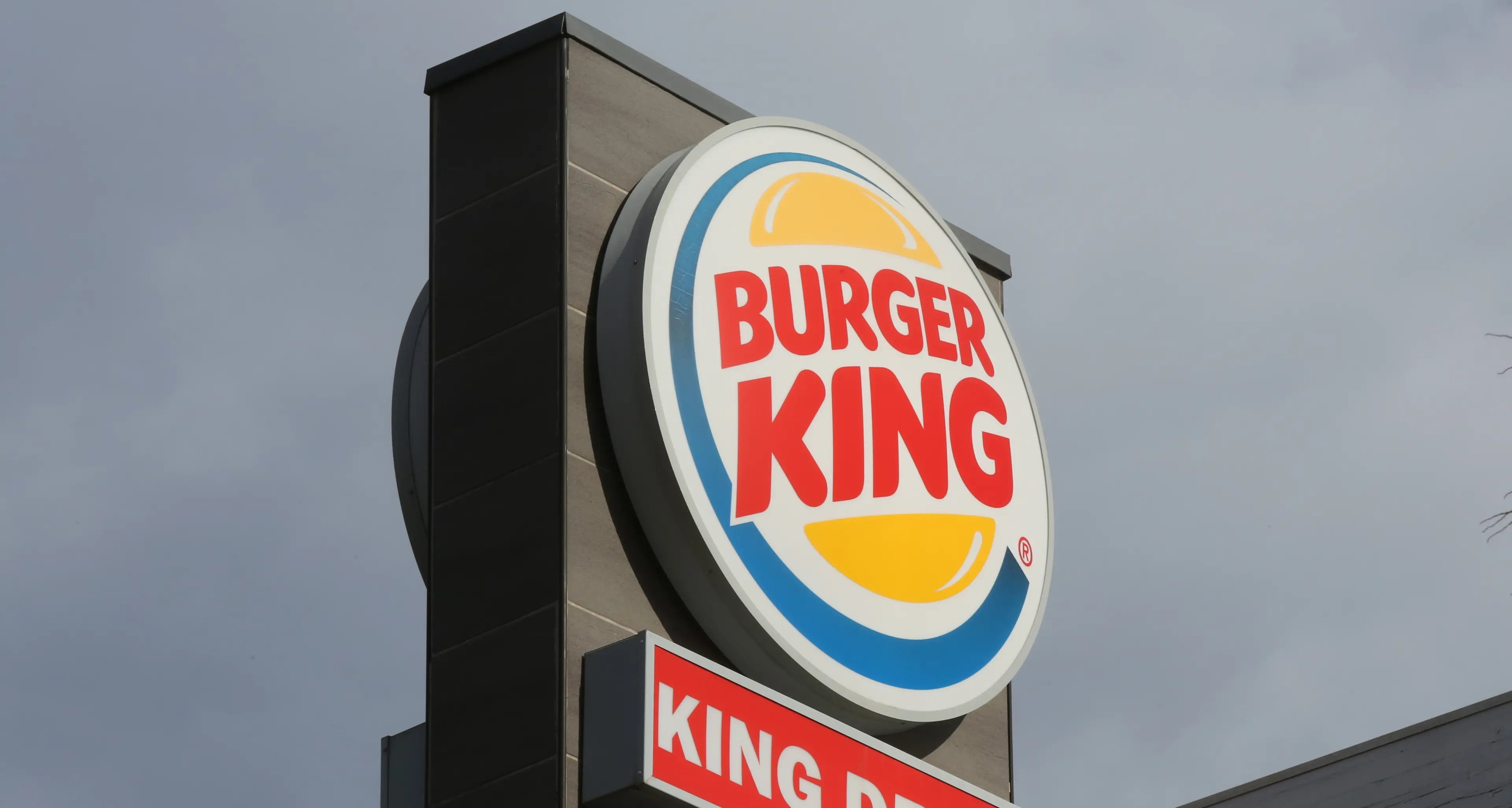 La Cgil fa causa a Burger King per sfruttamento dei rider