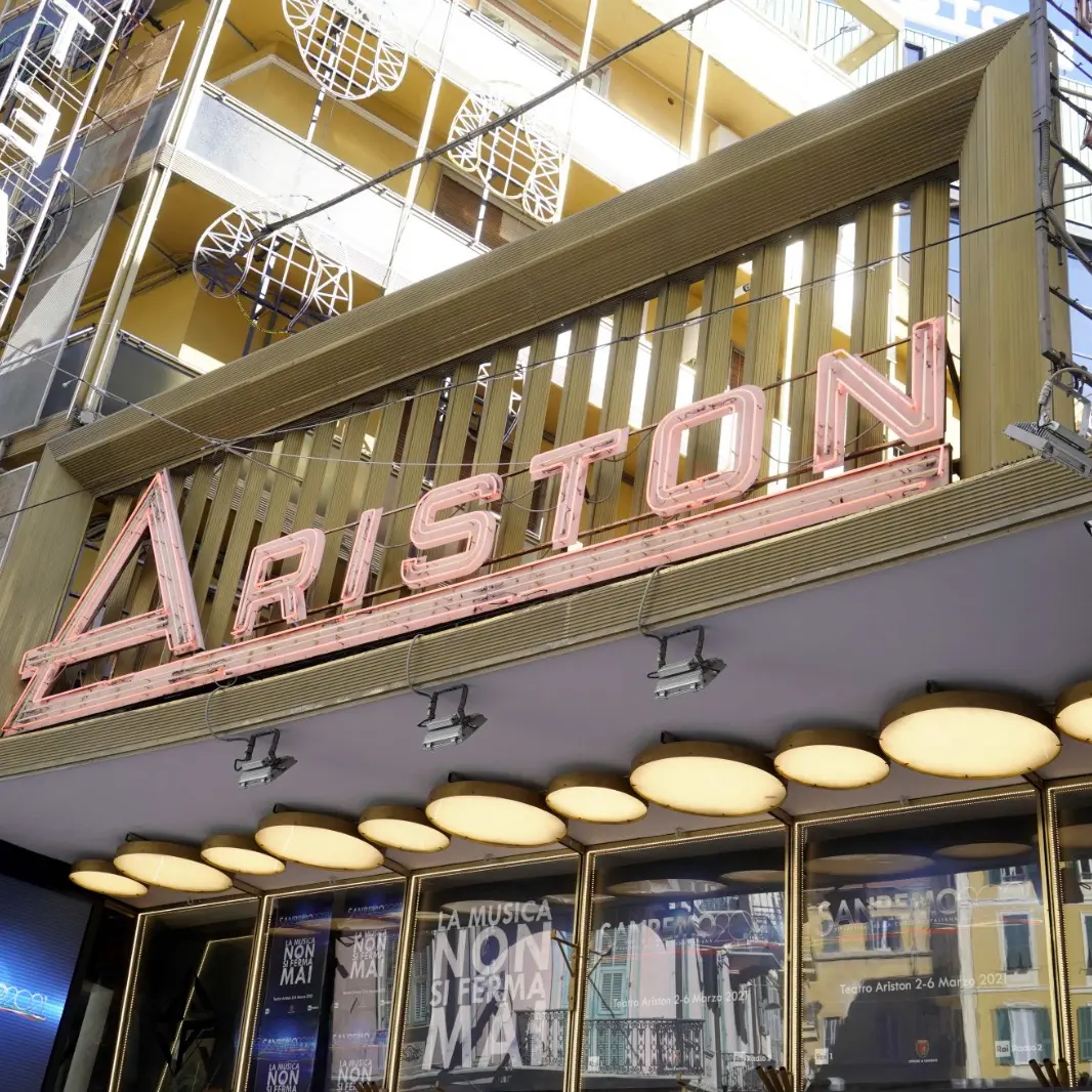 Un Sanremo a fari spenti (nella notte meloniana)