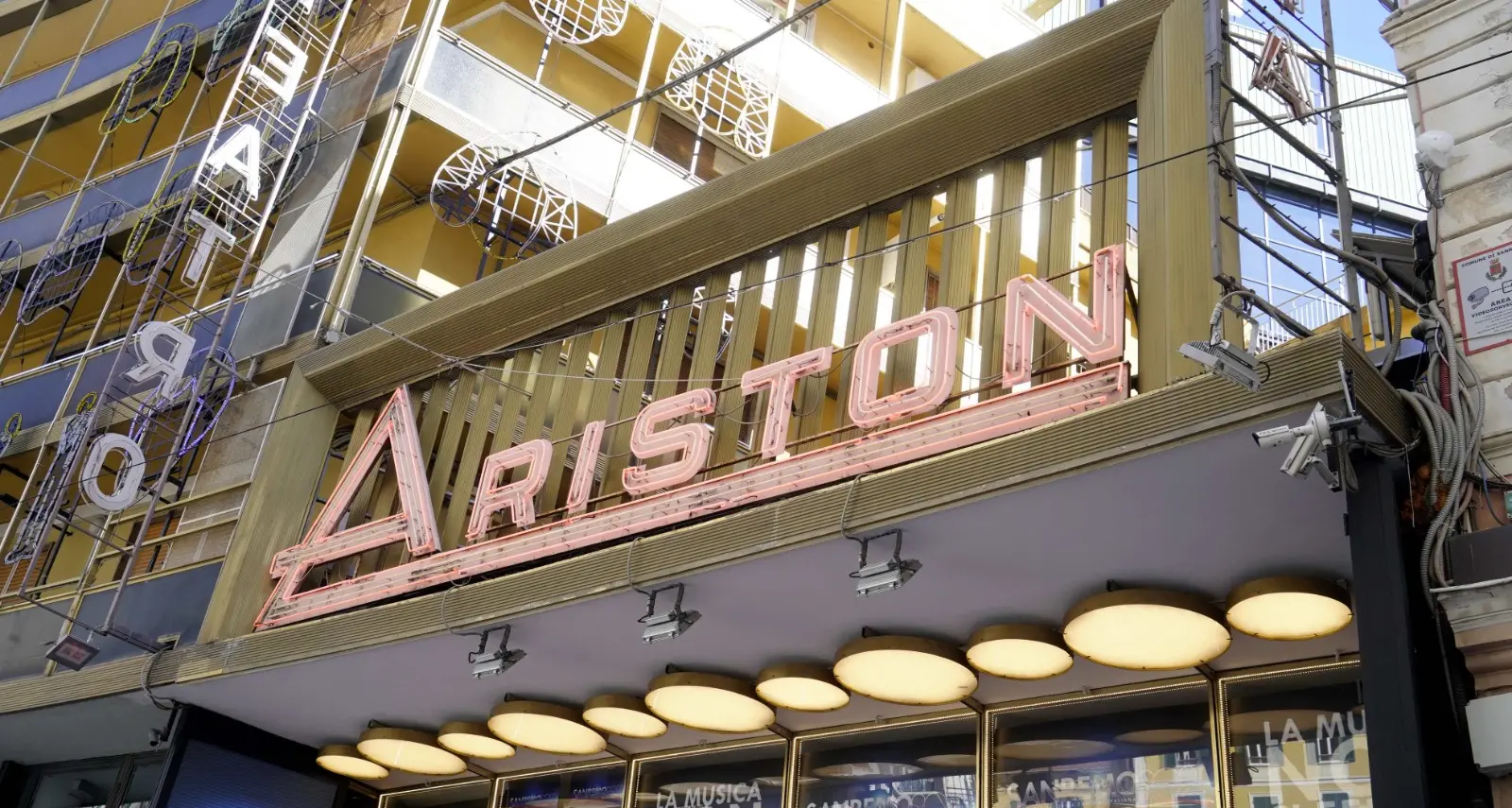 Un Sanremo a fari spenti (nella notte meloniana)