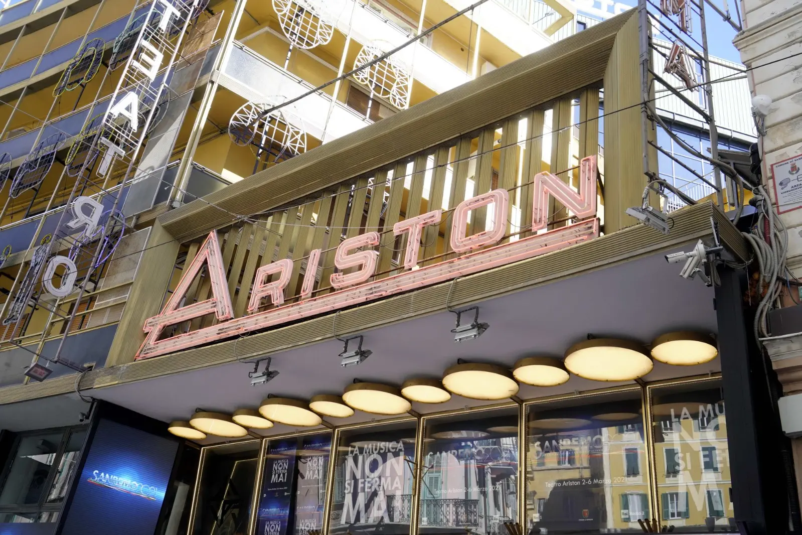 Un Sanremo a fari spenti (nella notte meloniana)