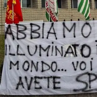 Mercato instabile, Clay Paky annuncia uscite volontarie