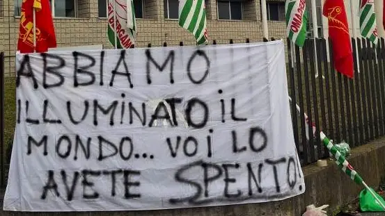 Mercato instabile, Clay Paky annuncia uscite volontarie