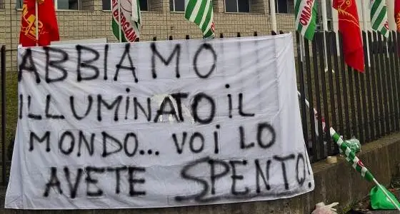 Mercato instabile, Clay Paky annuncia uscite volontarie