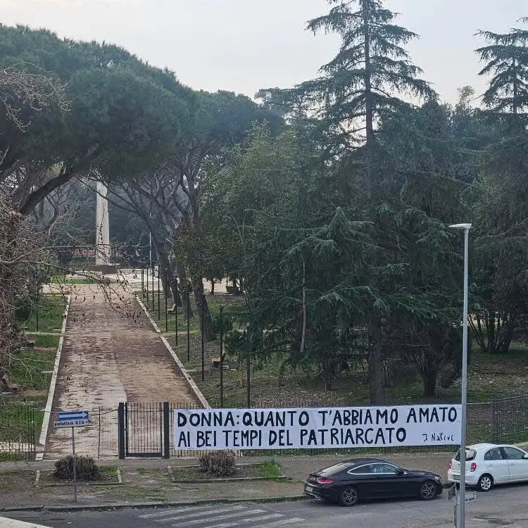 Latina, striscione nostalgico del patriarcato: la Cgil denuncia un oltraggio alle donne