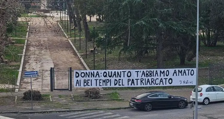 Latina, striscione nostalgico del patriarcato: la Cgil denuncia un oltraggio alle donne