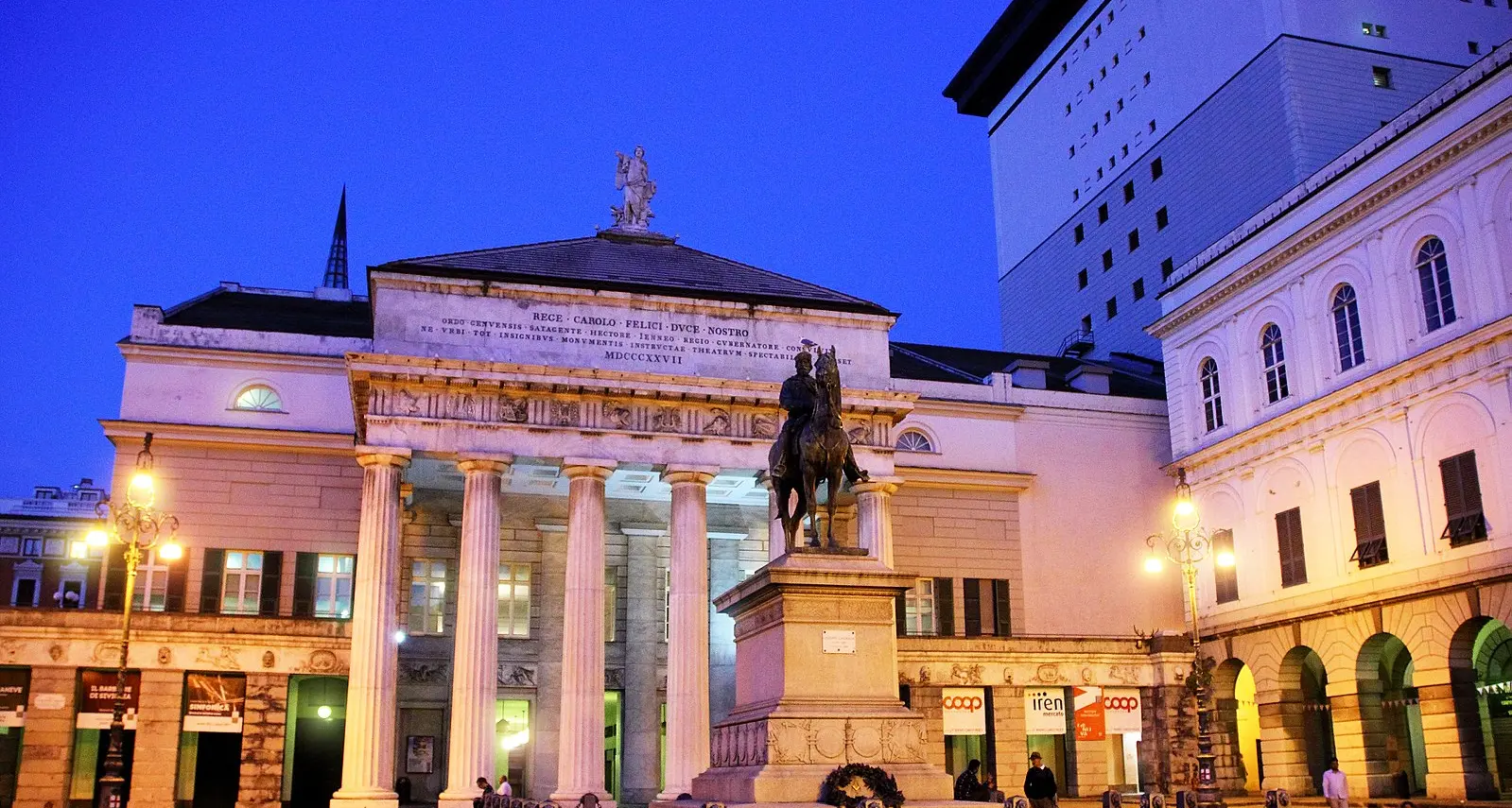 Genova, i lavoratori del Teatro Carlo Felice in piazza