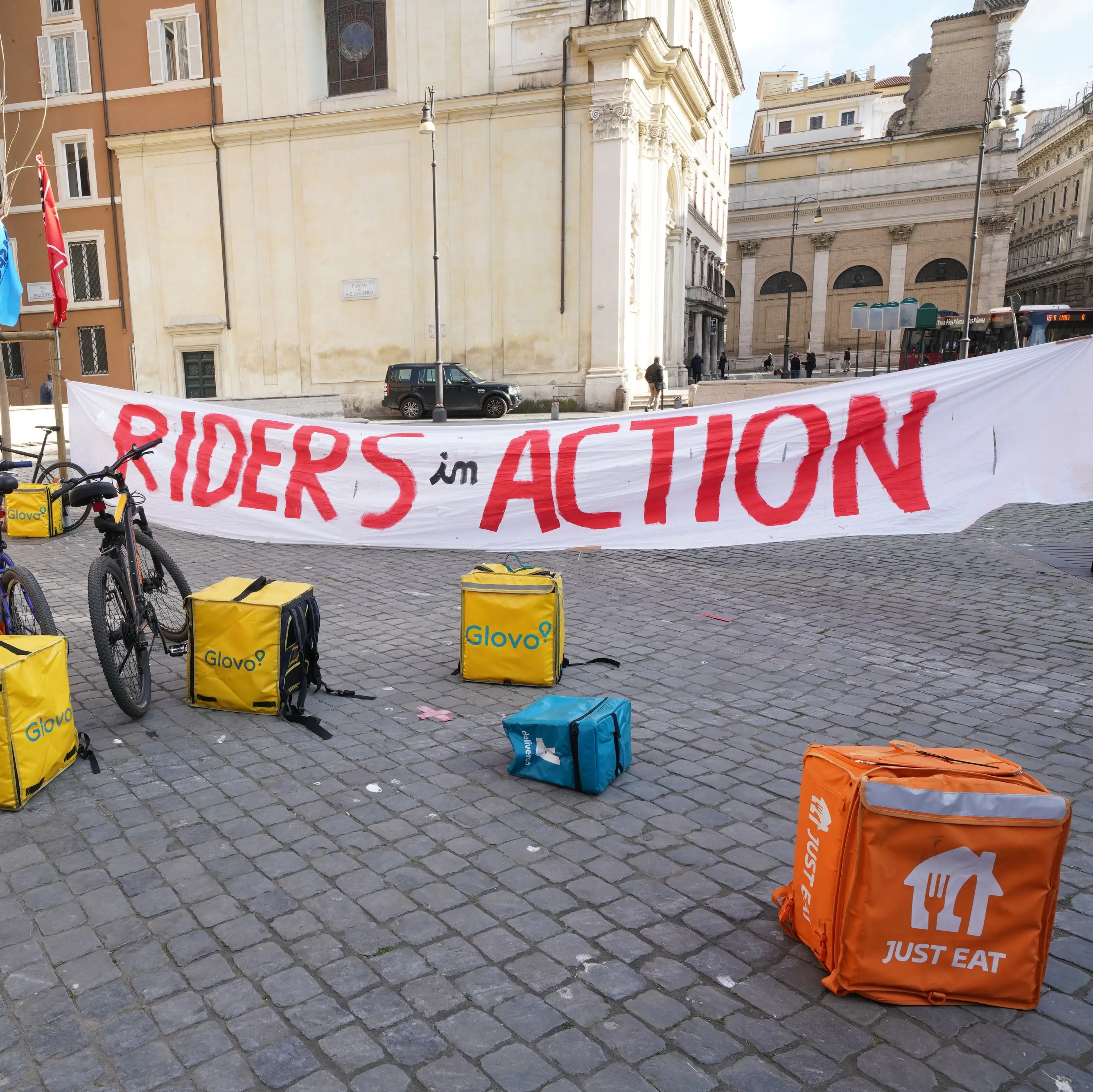 Rider in piazza per i diritti e il contratto