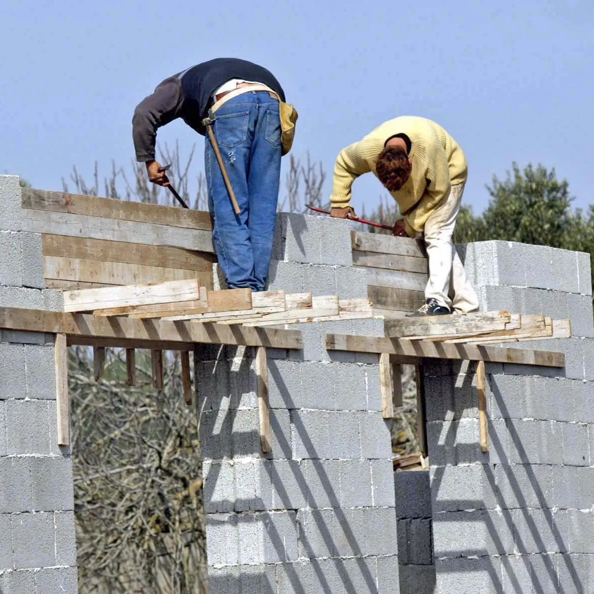 Cade nel vuoto, muore lavoratore senza documenti nel Casertano