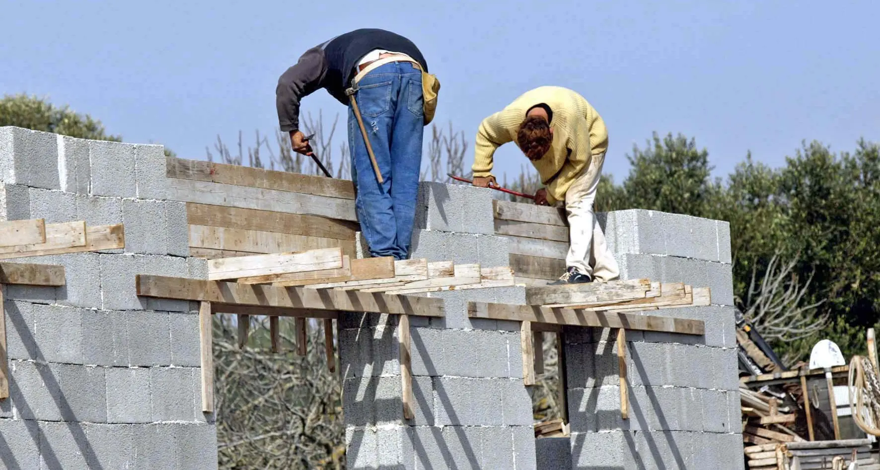 Cade nel vuoto, muore lavoratore senza documenti nel Casertano