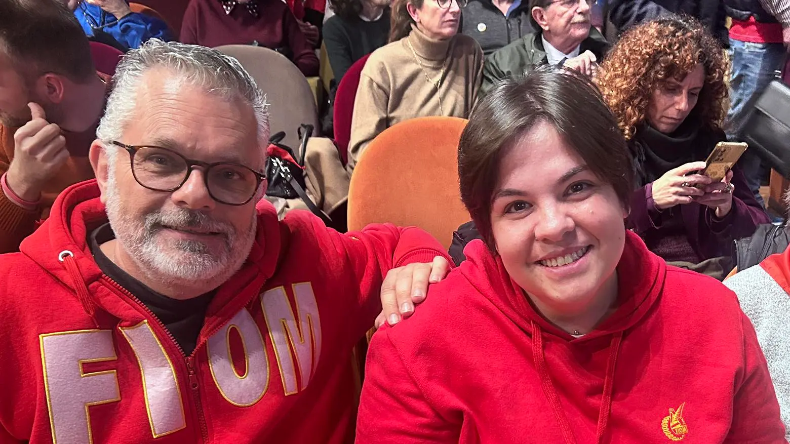 <p>A sinistra, Fabrizio Maramieri, segretario della Fiom di Pomezia. A destra, Sara, la lavoratrice licenziata</p>\\n