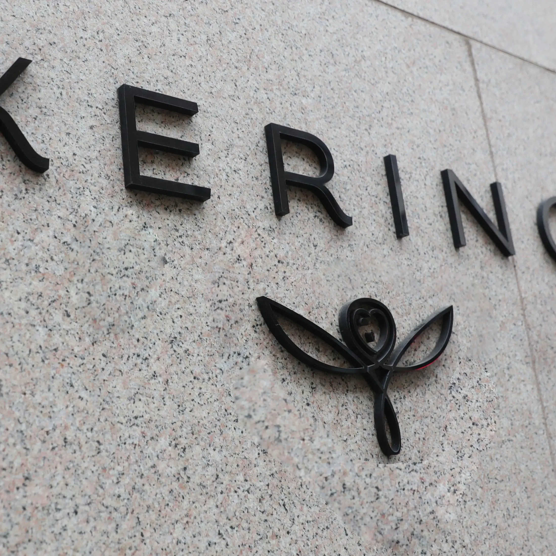 Kering, 54 esuberi in McQueen: sindacati in allarme