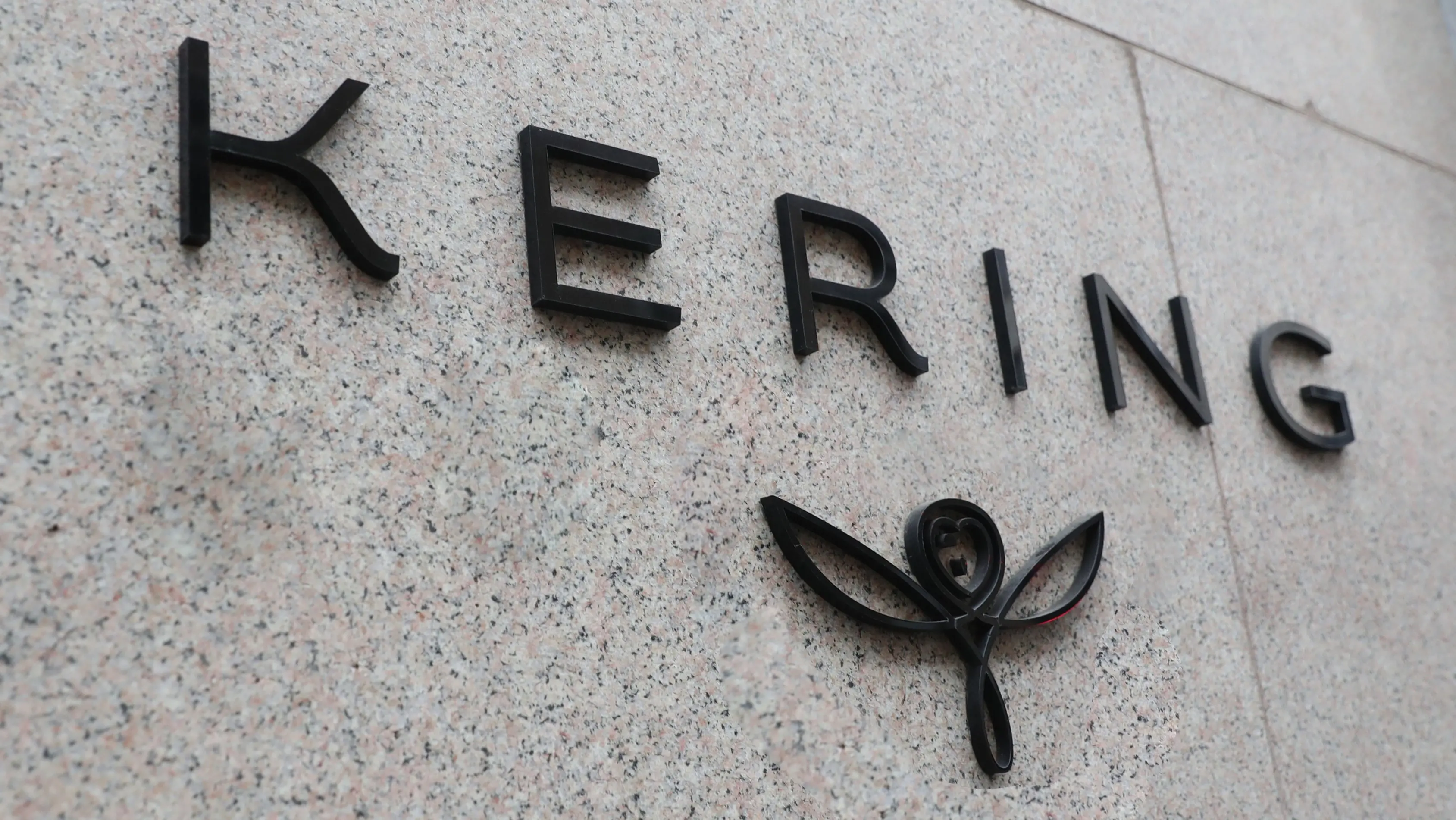 Kering, 54 esuberi in McQueen: sindacati in allarme