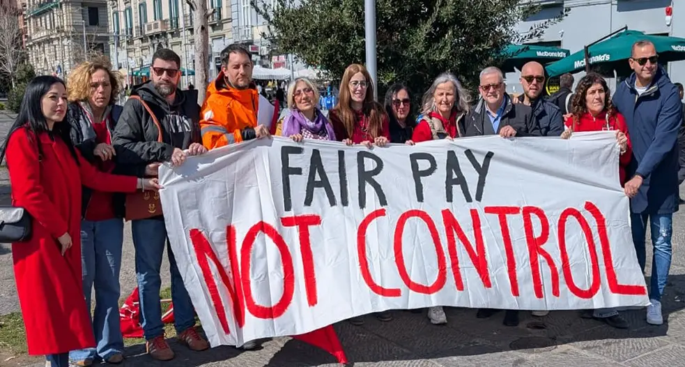 “Siamo lavoratori dipendenti”: in piazza l’Italia dei rider
