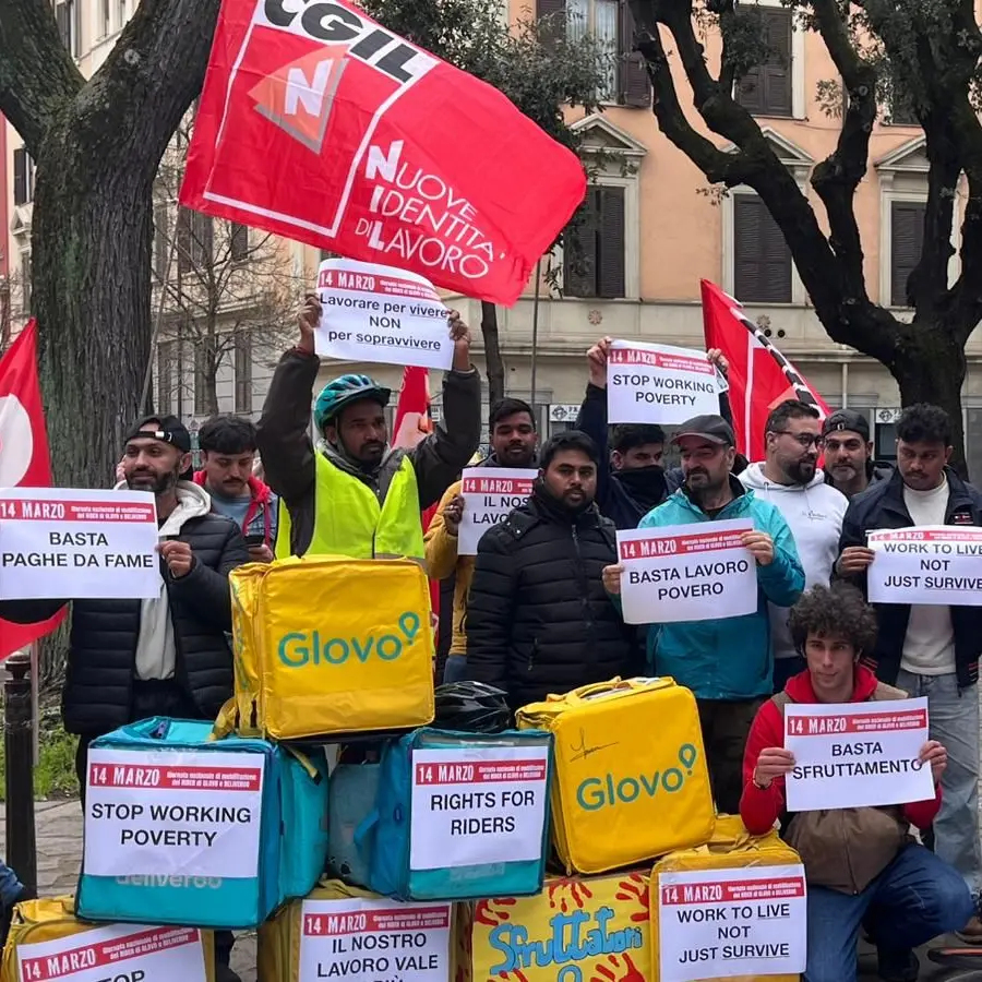 “Siamo lavoratori dipendenti”: in piazza l’Italia dei rider