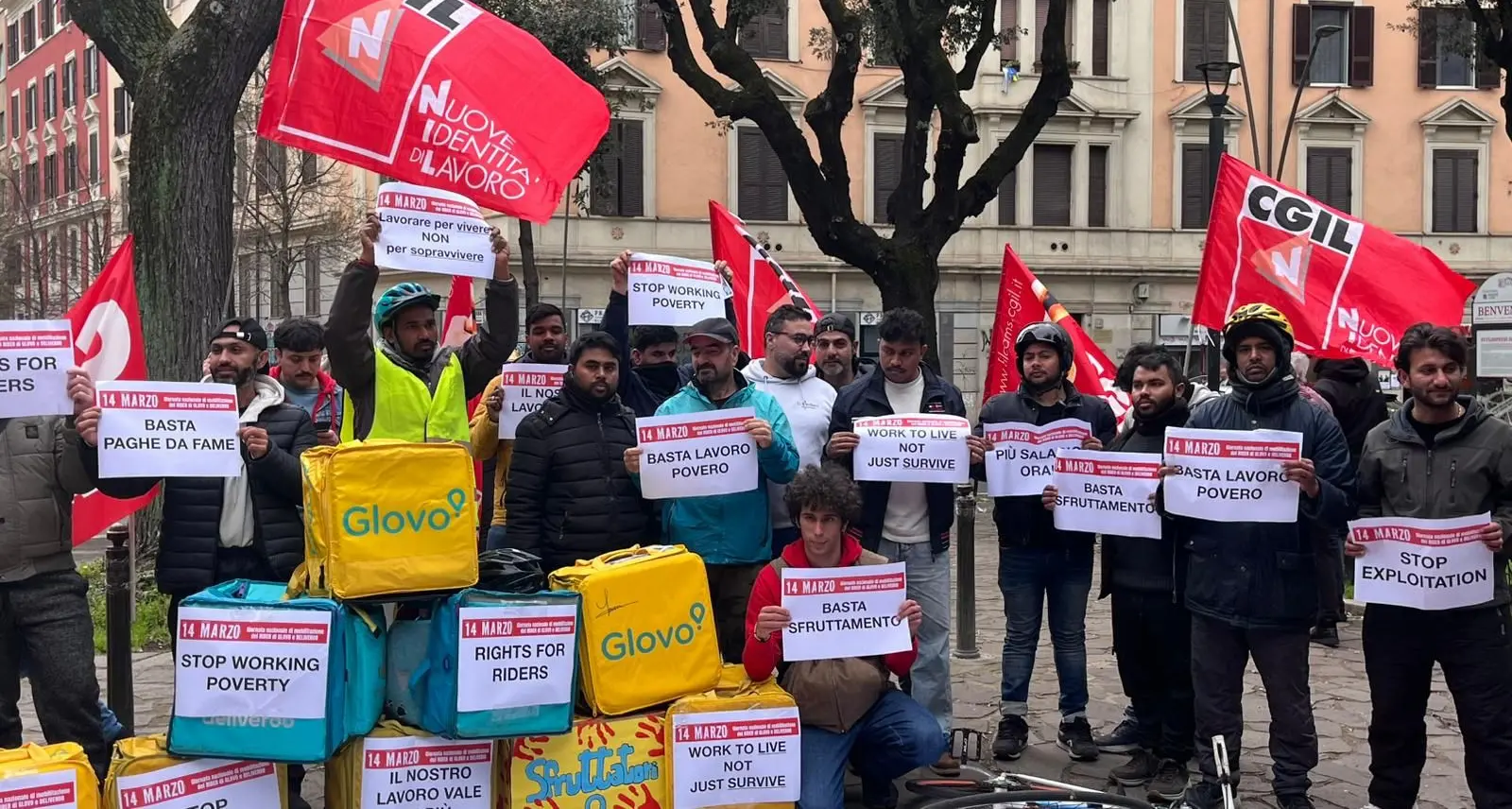 “Siamo lavoratori dipendenti”: in piazza l’Italia dei rider