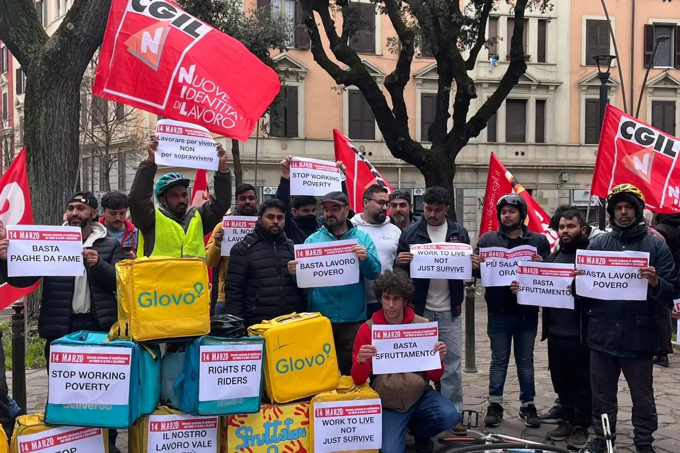 “Siamo lavoratori dipendenti”: in piazza l’Italia dei rider