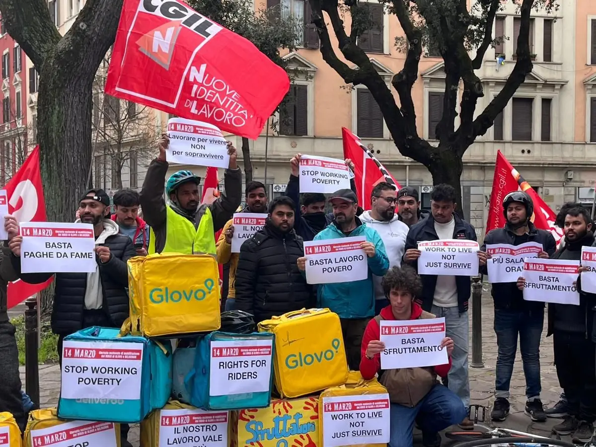 “Siamo lavoratori dipendenti”: in piazza l’Italia dei rider