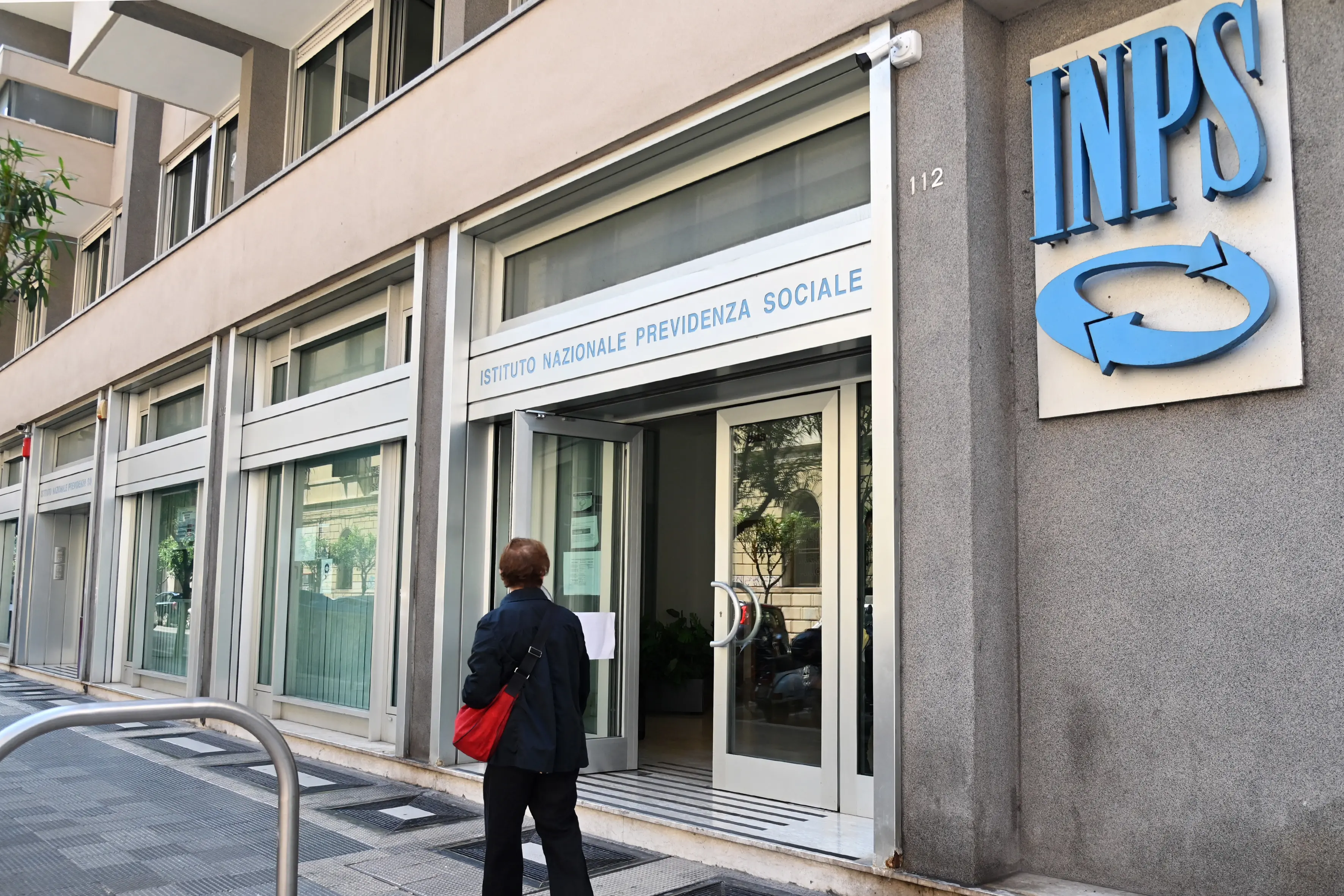 La conferma dell’Inps: dal 2027 un mese in più per andare in pensione