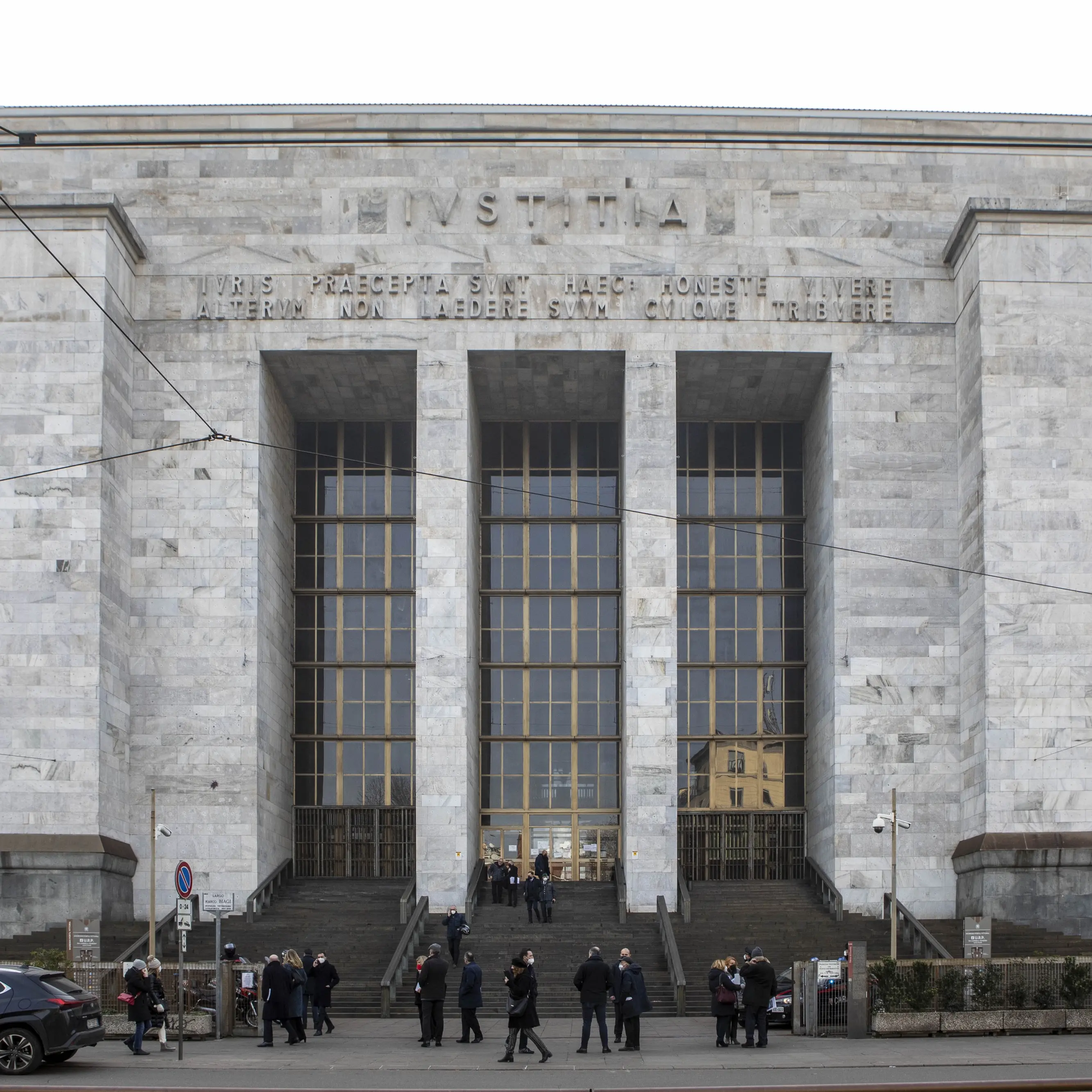 Milano, sfruttati per 14 ore al giorno: l’accusa è di caporalato