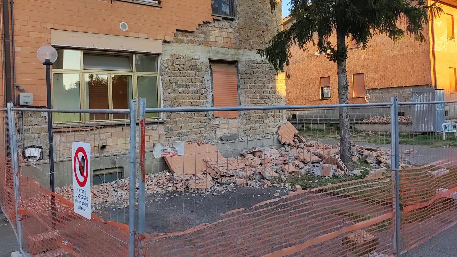 Modena, operaio cade da un ponteggio e muore