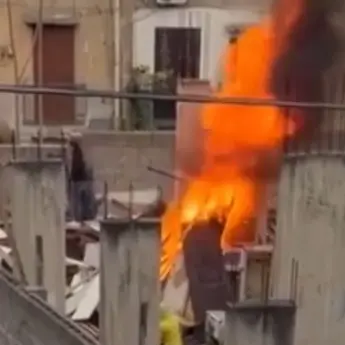 Palermo, vampe di San Giuseppe, scene di guerriglia. Fp Cgil: “Solidarietà ai vigili del fuoco assaliti”