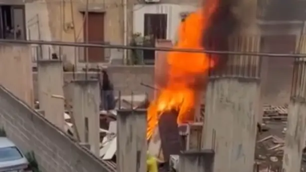 Palermo, vampe di San Giuseppe, scene di guerriglia. Fp Cgil: “Solidarietà ai vigili del fuoco assaliti”