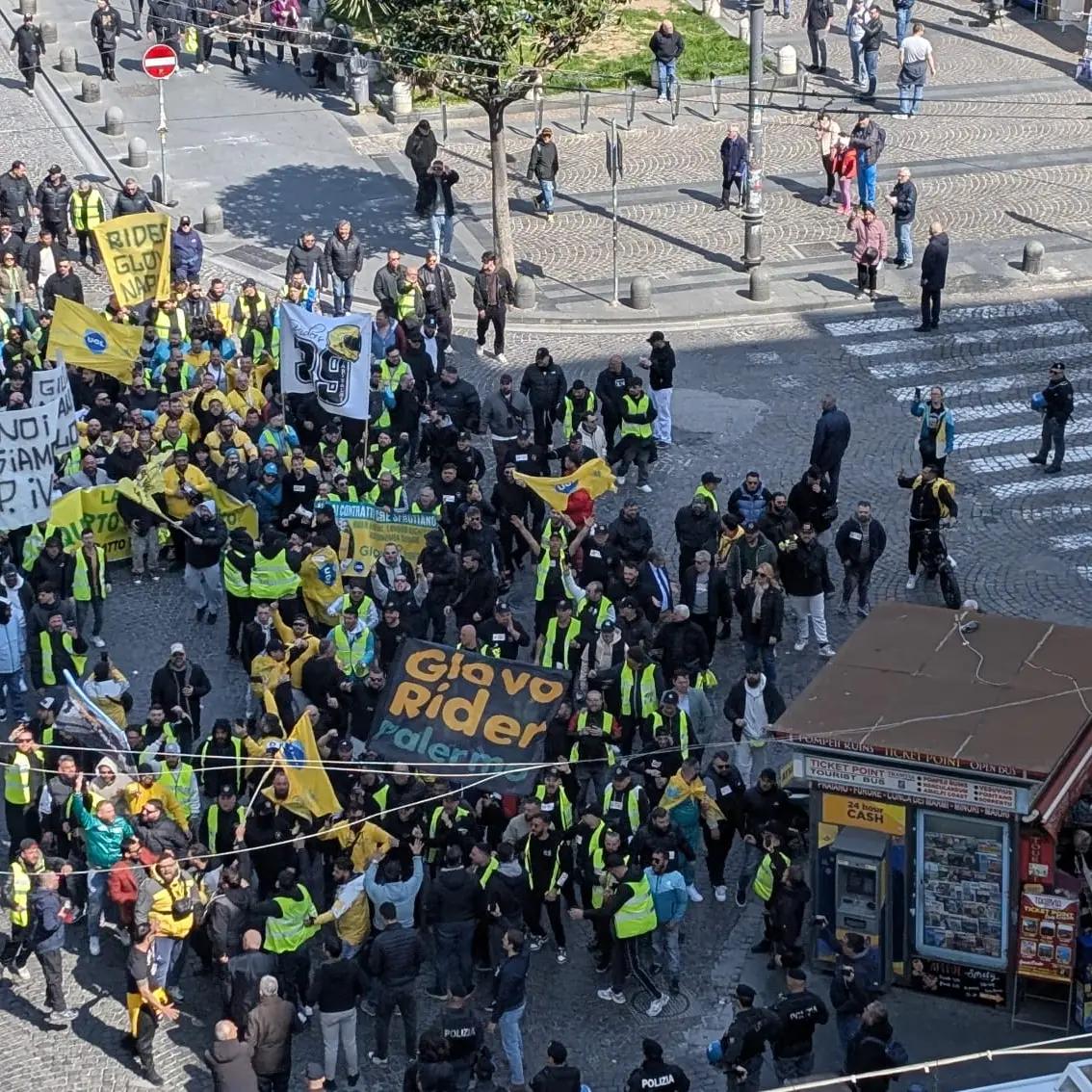 Rider, contestazione Ugl sotto la Cgil Napoli: “Assalto squadrista”