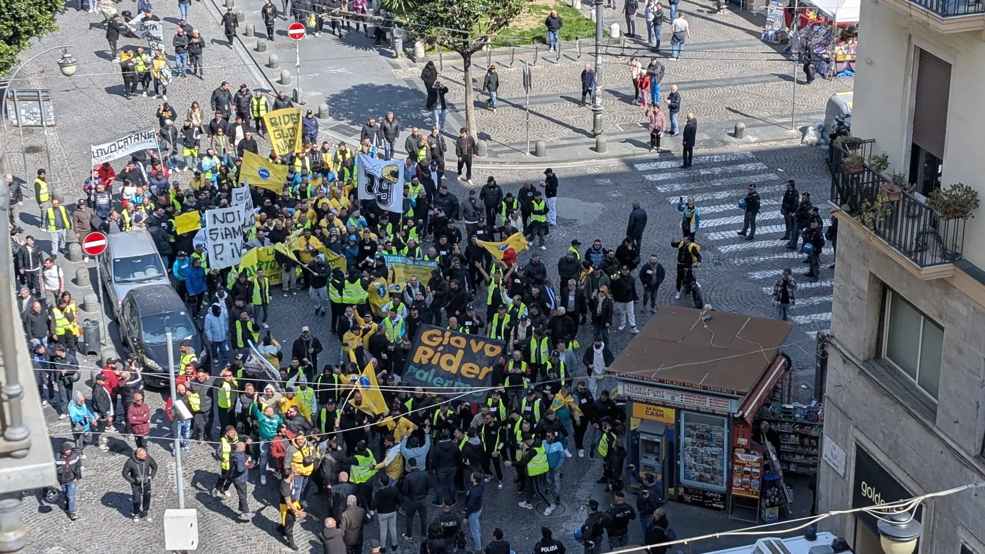 Rider, contestazione Ugl sotto la Cgil Napoli: “Assalto squadrista”