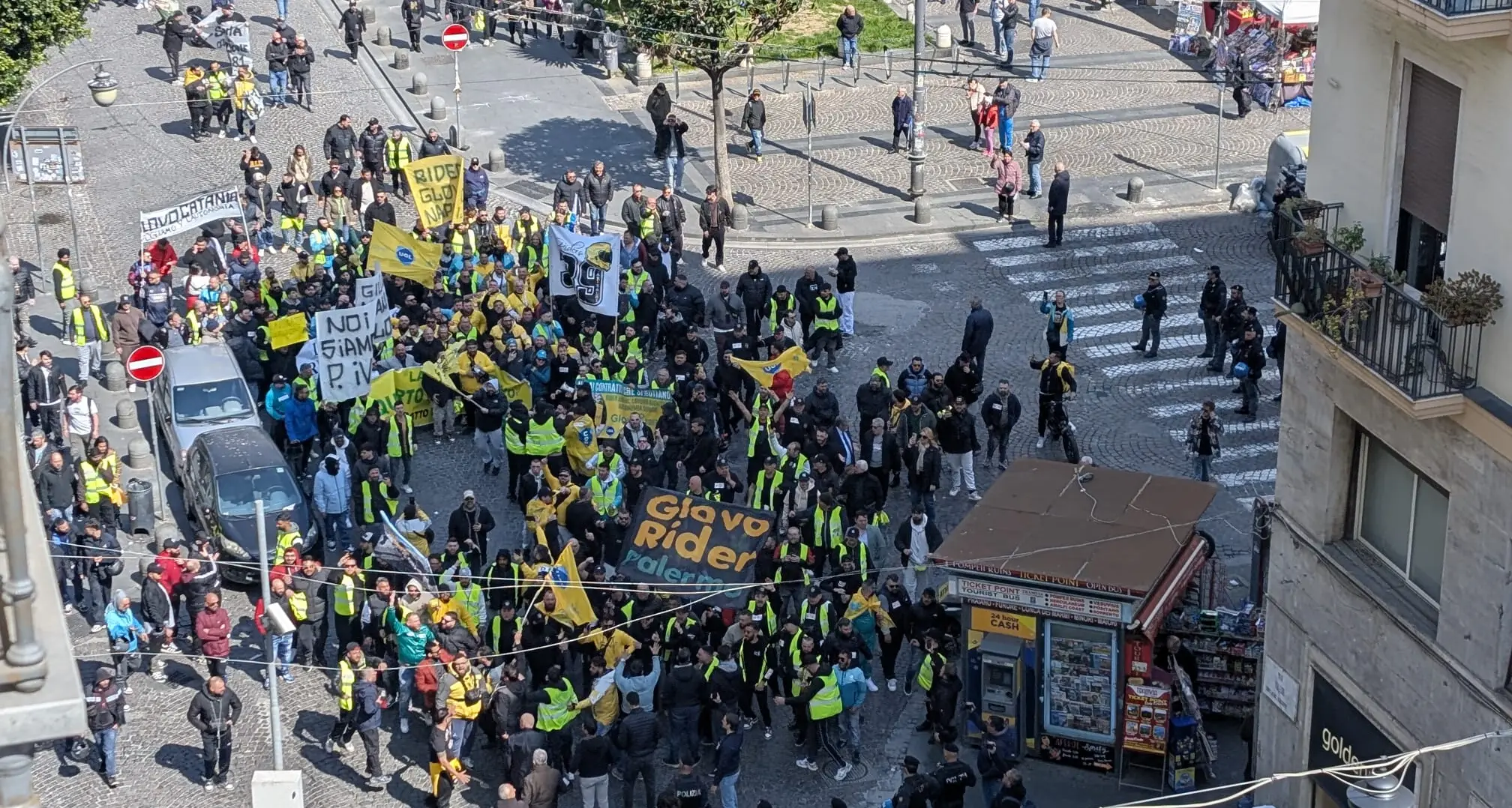 Rider, contestazione Ugl sotto la Cgil Napoli: “Assalto squadrista”