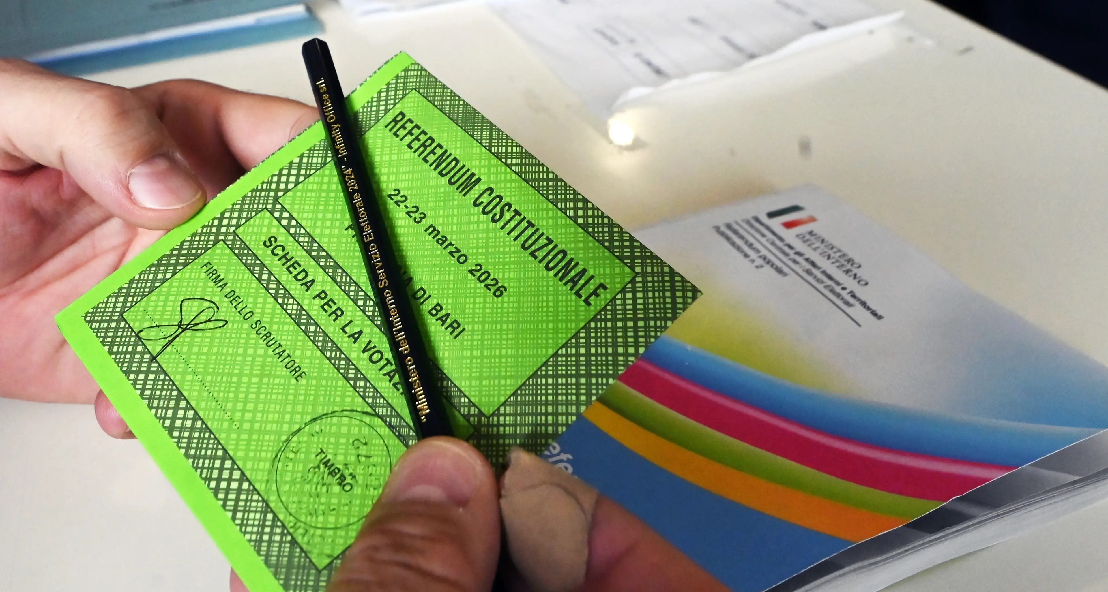 Brianza, la denuncia del Comitato per il No: “Fratelli d’Italia dà indicazioni di voto ai seggi”