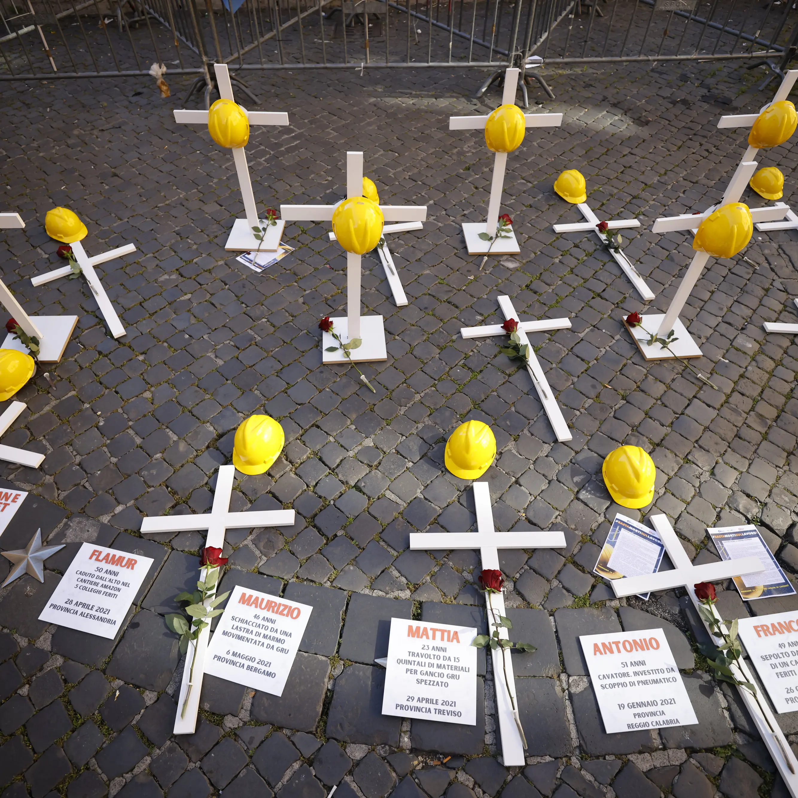 Padova, operaio muore incastrato in un cilindro