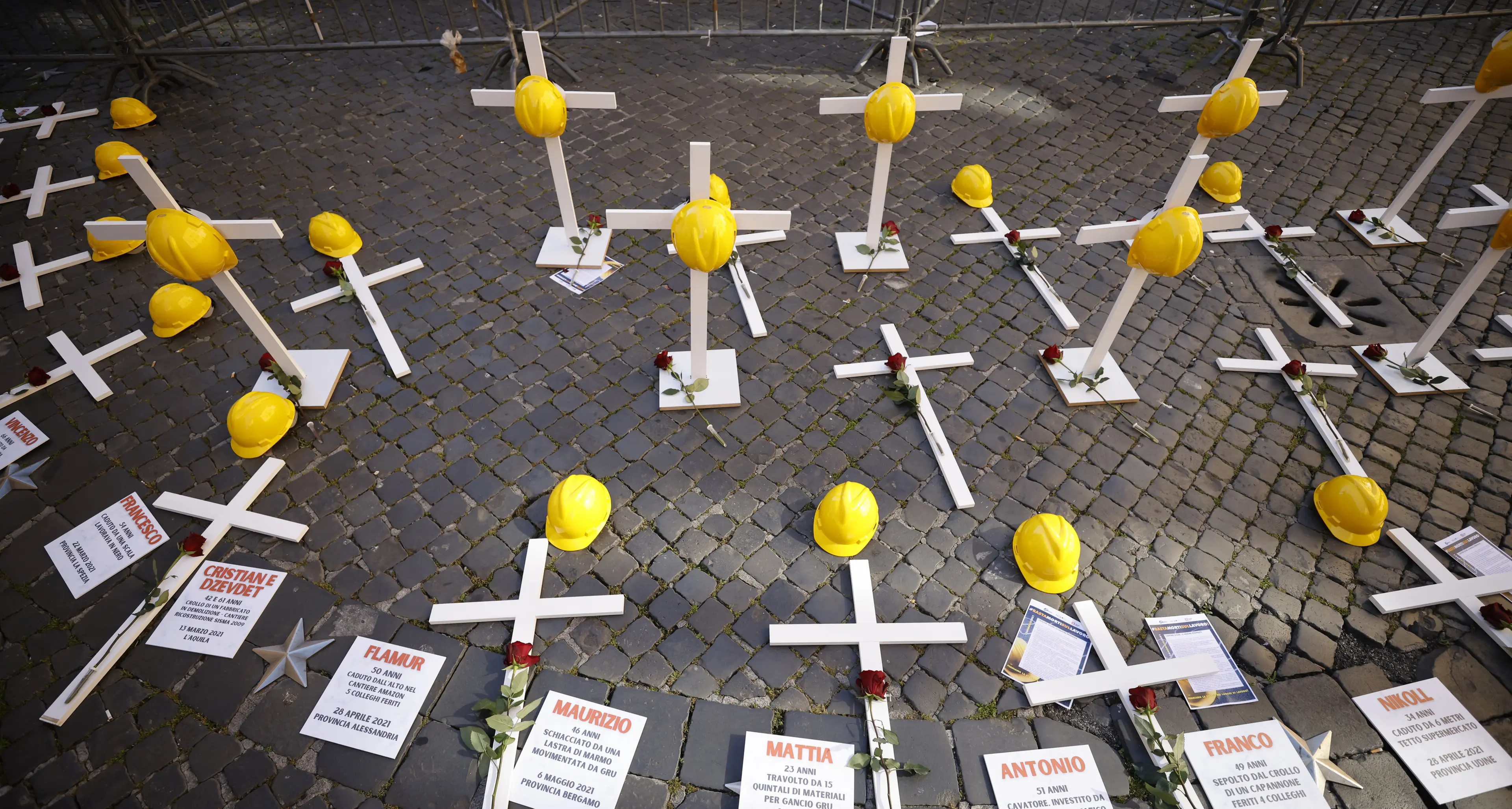 Padova, operaio muore incastrato in un cilindro