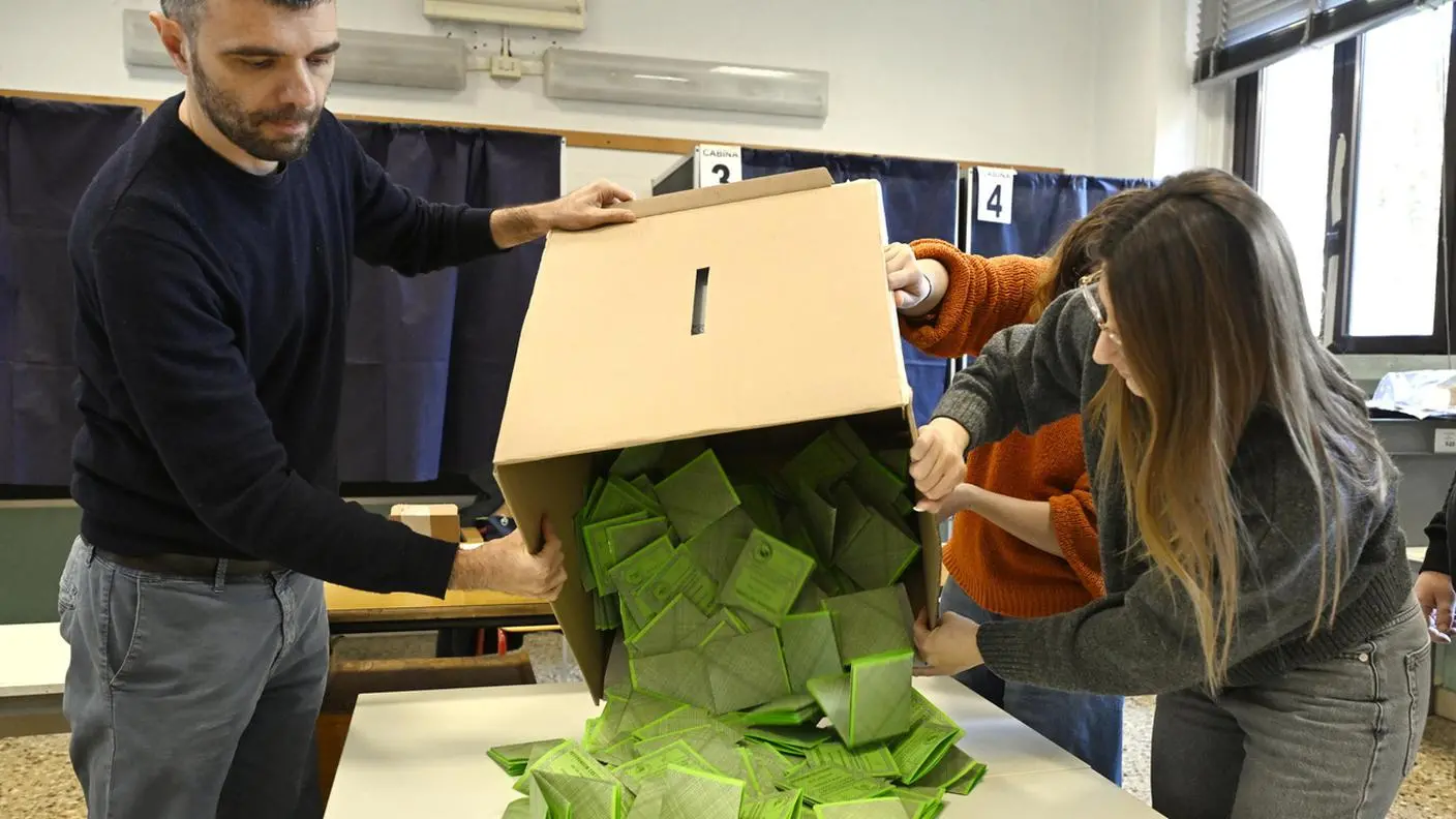 <p>Manifestanti festeggiano la vittoria del No a Piazza Politeama a Palermo nella sera del 23 marzo</p>\\n