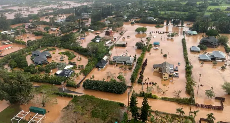 Alluvioni e caldo estremo, ma Trump nega la crisi climatica