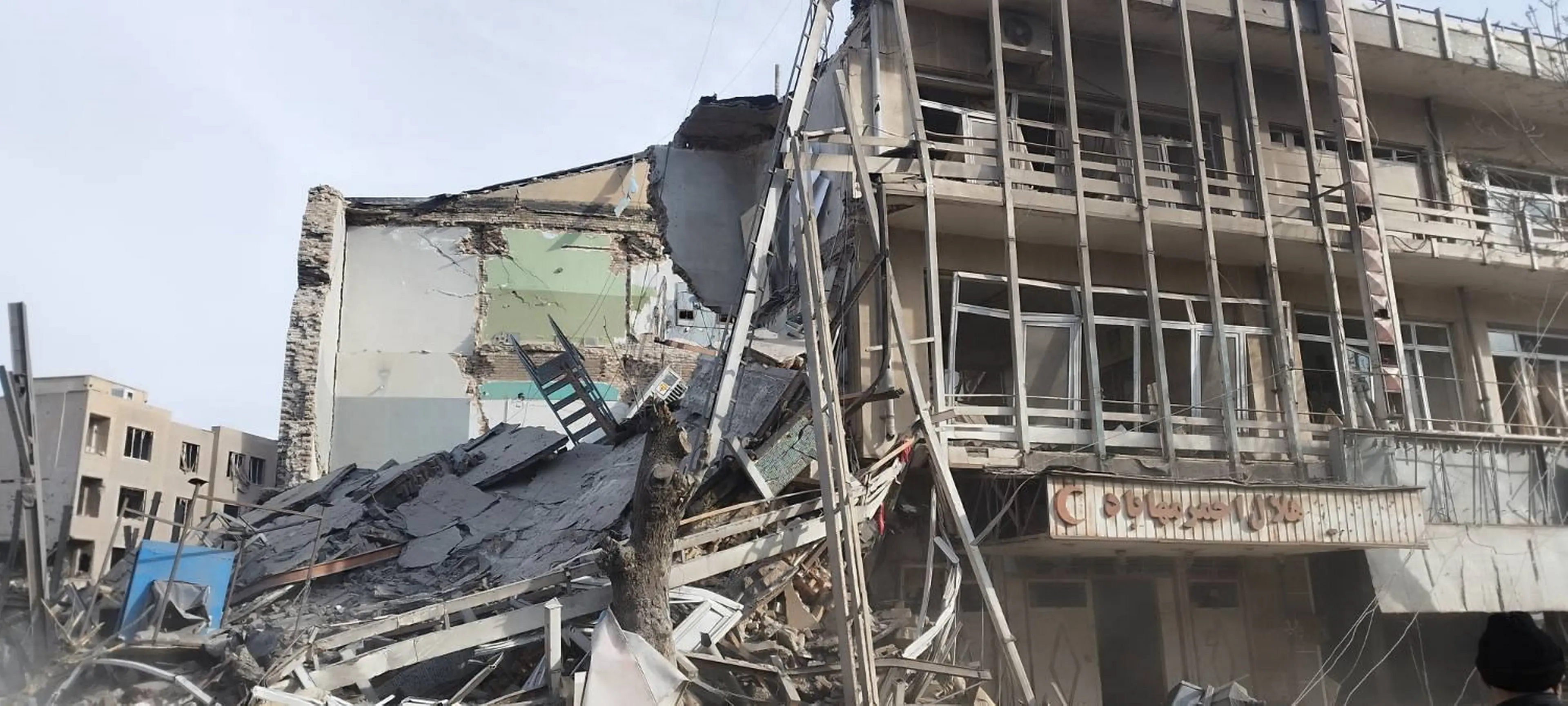 LA DEVASTAZIONE FRUTTO DEGLI ATTACCHI AMERICANI E ISRAELIANI CONTRO VARIE CITTÀ DELL'IRAN MACERIE GUERRA PALAZZI DISTRUTTI