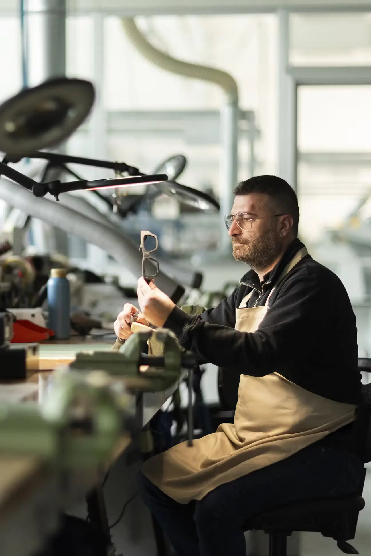 THELIOS INDUSTRIA OCCHIALERIA LVMH PRODUZIONE PROGETTAZIONE OCCHIALE OCCHIALI DA SOLE DI LUSSO ARTIGIANO ARTIGIANI ARTIGIANATO