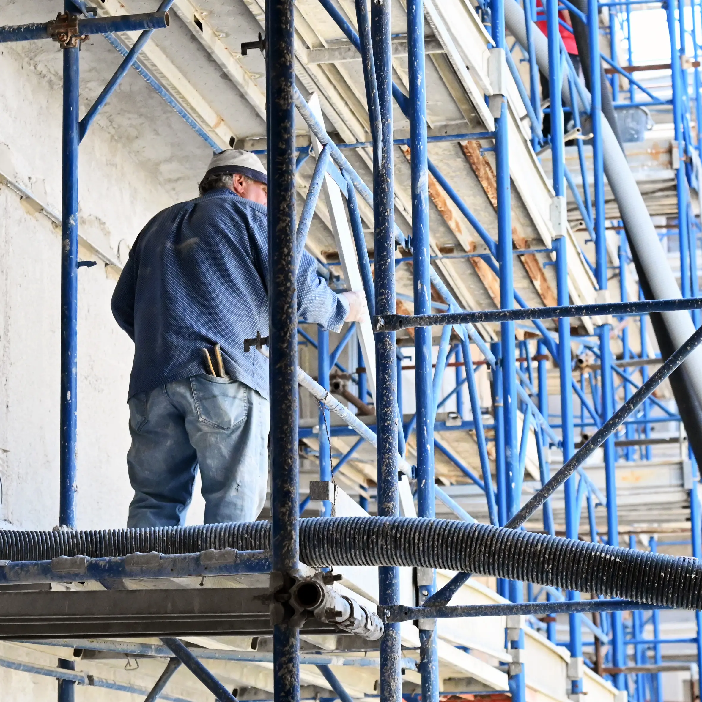 Precipita da un ponteggio, muore operaio a Rovigo