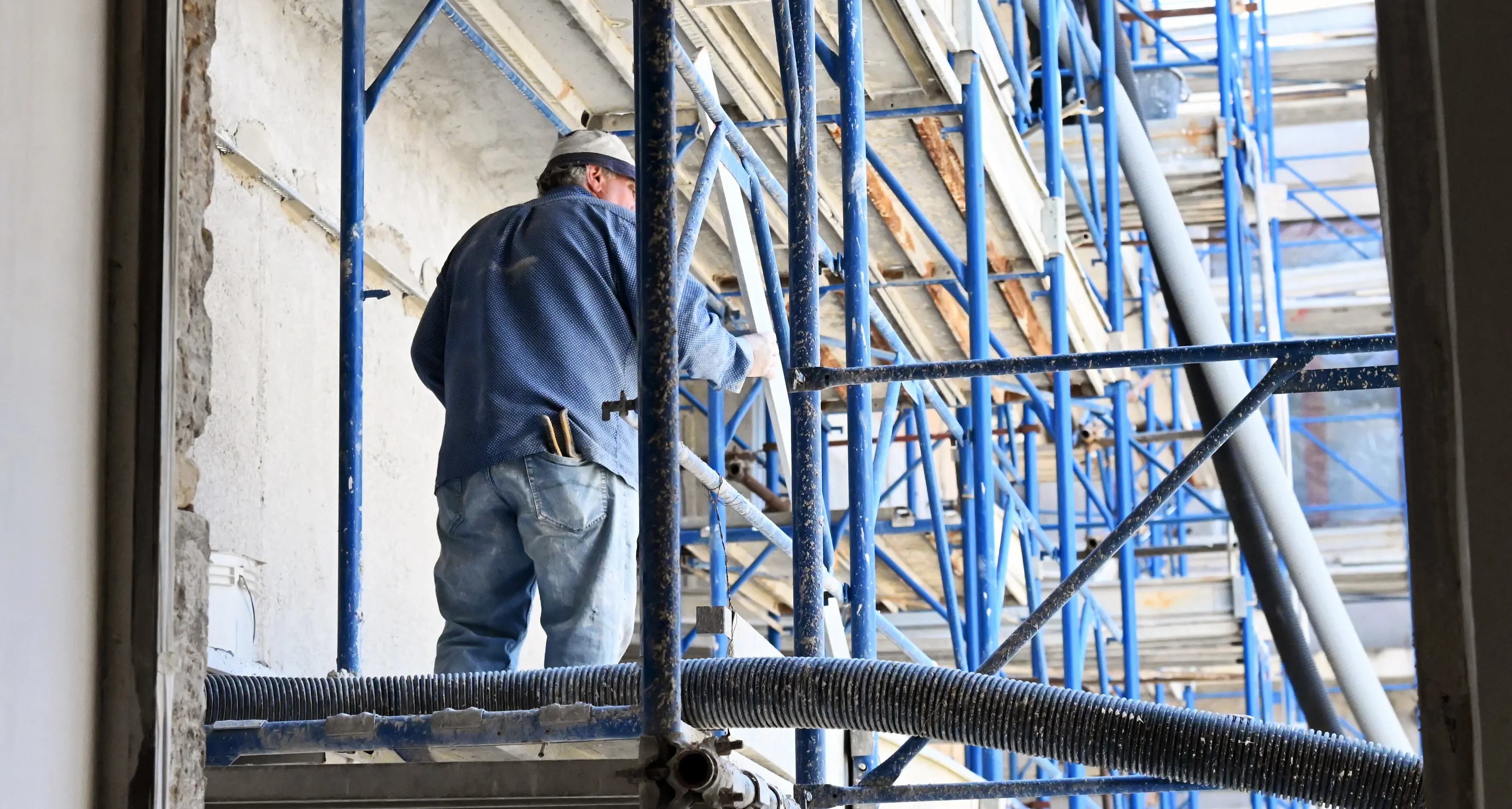 Precipita da un ponteggio, muore operaio a Rovigo