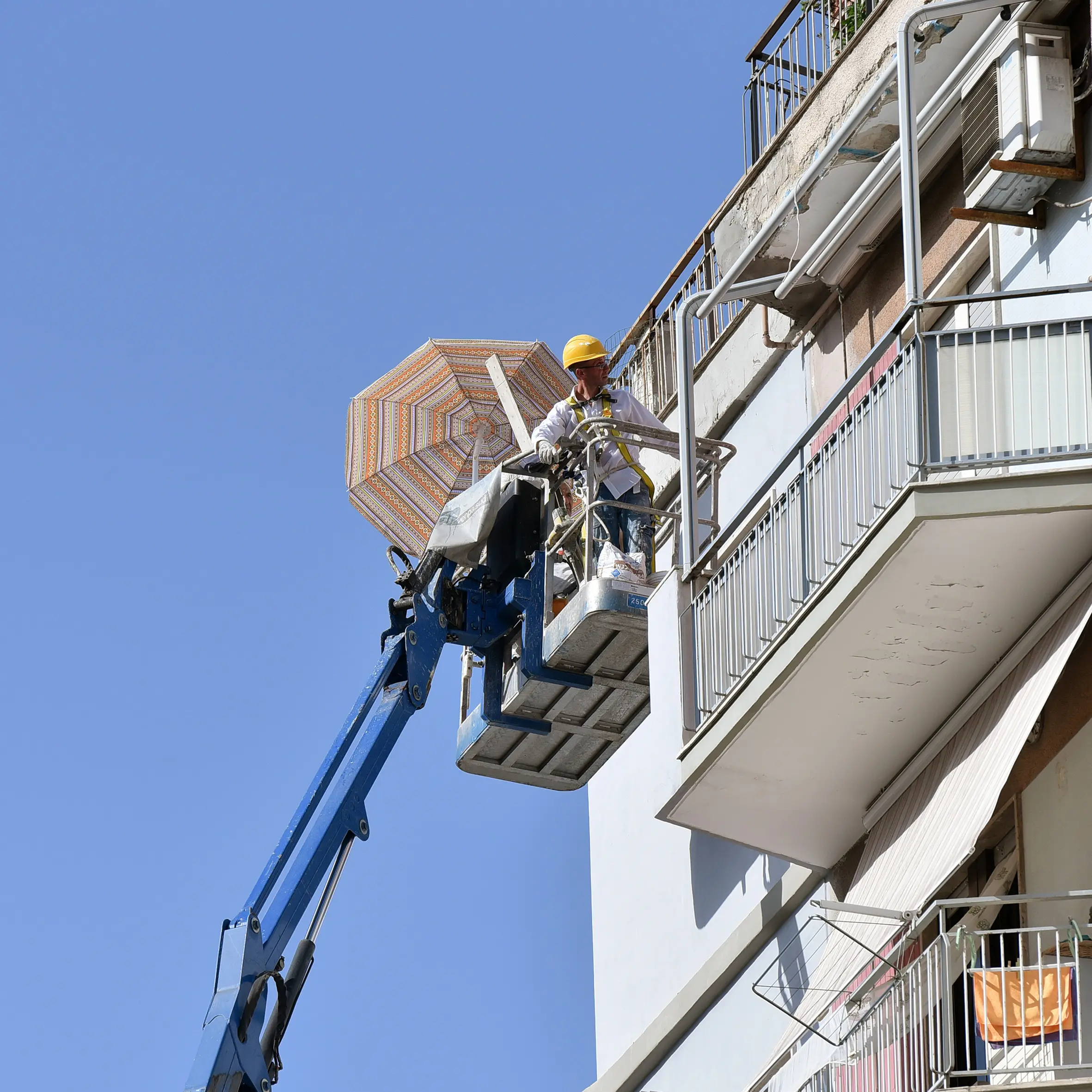 Modena, muore a 73 anni cadendo per il crollo di un cestello elevatore
