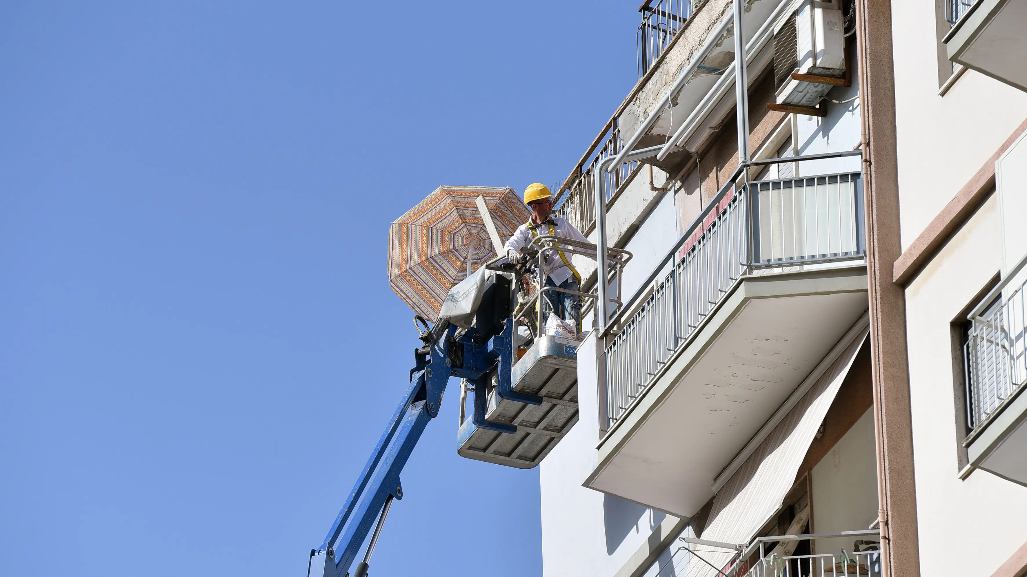 Modena, muore a 73 anni cadendo per il crollo di un cestello elevatore