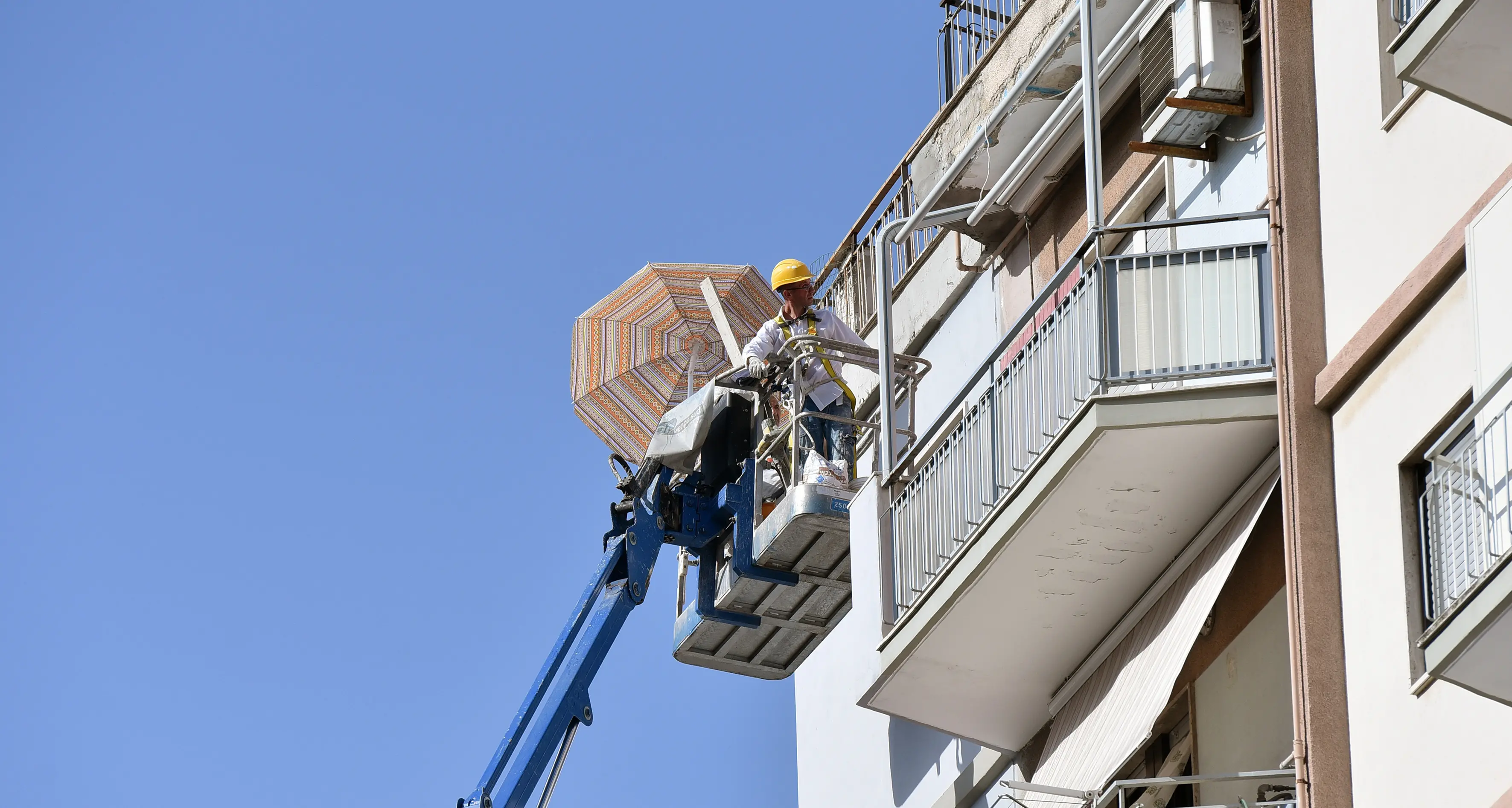 Modena, muore a 73 anni cadendo per il crollo di un cestello elevatore